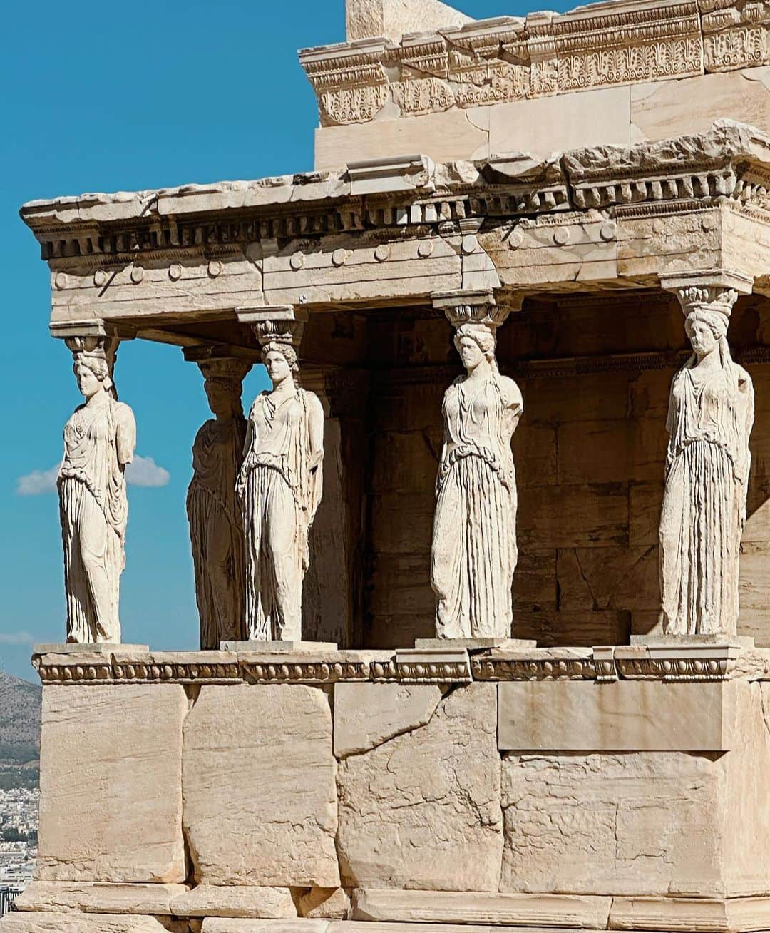 Keilah Kangさんのインスタグラム写真 - (Keilah KangInstagram)「Swipe for a better view of the Erechtheion 🏛️」9月29日 8時29分 - keilah.k