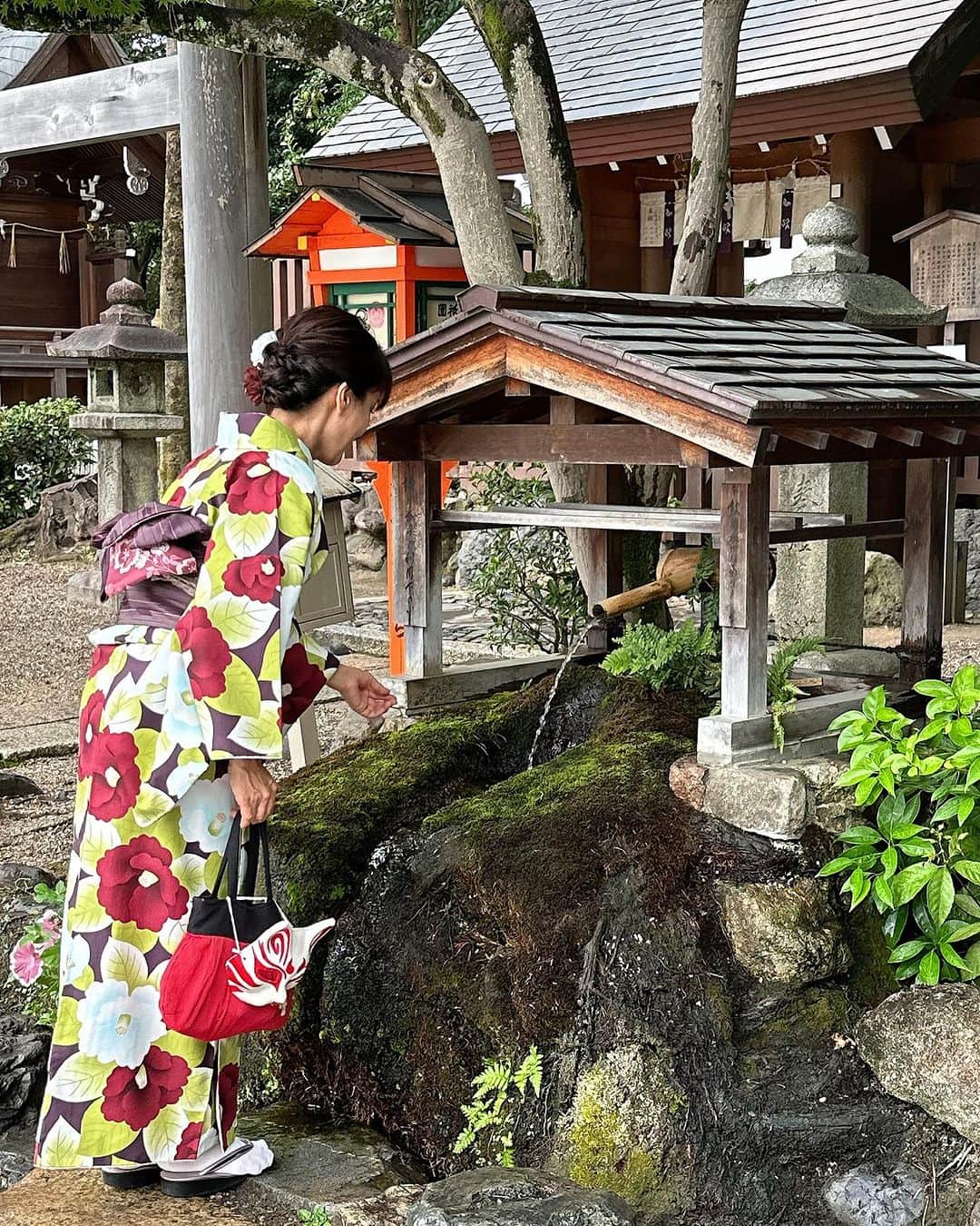 マキさんのインスタグラム写真 - (マキInstagram)「おはようございます🌞  昼間はまだ暑いですね🥵 先日、京都でのお着物散策第二弾  @kyoto_hanakazari  レトロモダンなお着物に一目惚れ 現代風に帯締め下にレースを入れてもらいました☺️  レンタル着物👘だと、持っていないお着物柄を楽しめるのが良いですよね🤭  @ecc_sekoizumi_hiro  洋子ちゃんと、八坂神社⛩️、祇園散策したよ。  まとめ髪の後ろ姿の2人がお気に入り❤️  次回どんな着物着ようか楽しみ  今日も笑顔で素敵な一日を☺️  いつもいいね👍コメント📝ありがとうございます❤️  PR @kyoto_hanakazari #着物レンタル華かざり祇園店 #華かざり #祇園着物 #祇園着物レンタル #京都着物レンタル #京都着物#お着物散策#レトロ模様#和風モダン#たまには着物もいいもんだ #笑顔#感謝#ありがとう」9月29日 8時30分 - maki_s0205
