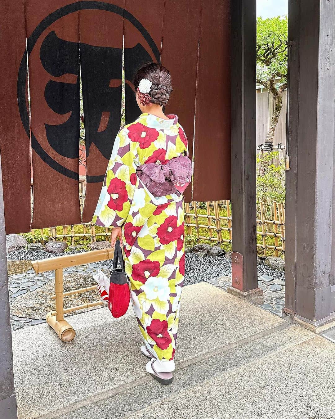 マキさんのインスタグラム写真 - (マキInstagram)「おはようございます🌞  昼間はまだ暑いですね🥵 先日、京都でのお着物散策第二弾  @kyoto_hanakazari  レトロモダンなお着物に一目惚れ 現代風に帯締め下にレースを入れてもらいました☺️  レンタル着物👘だと、持っていないお着物柄を楽しめるのが良いですよね🤭  @ecc_sekoizumi_hiro  洋子ちゃんと、八坂神社⛩️、祇園散策したよ。  まとめ髪の後ろ姿の2人がお気に入り❤️  次回どんな着物着ようか楽しみ  今日も笑顔で素敵な一日を☺️  いつもいいね👍コメント📝ありがとうございます❤️  PR @kyoto_hanakazari #着物レンタル華かざり祇園店 #華かざり #祇園着物 #祇園着物レンタル #京都着物レンタル #京都着物#お着物散策#レトロ模様#和風モダン#たまには着物もいいもんだ #笑顔#感謝#ありがとう」9月29日 8時30分 - maki_s0205
