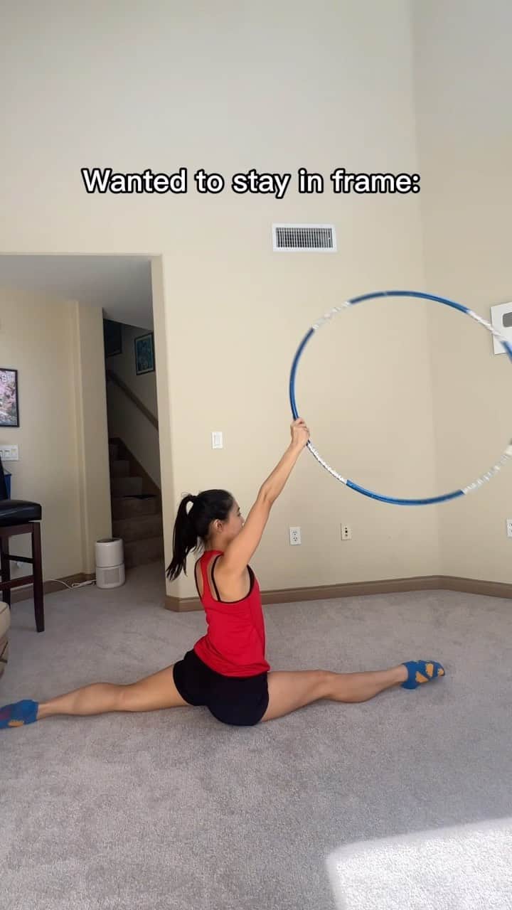 篠原枝令菜のインスタグラム：「The struggle is real 😭😭 Really cool catch though!! 😍  #rhythmicgymnastics #challenge #hoop #splits #flexibility」