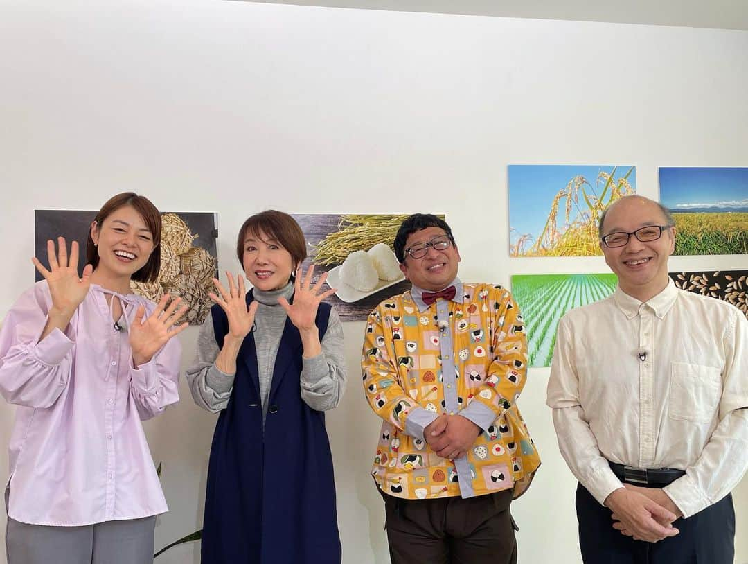 川瀬良子さんのインスタグラム写真 - (川瀬良子Instagram)「🌾🌾🌾  NHK 趣味どきっ！【ニッポンのうまい米】  10月3日（火）〜8週にわたり、 出演させていただきますっ😊  「趣味どきっ！」は、現代人が関心を寄せるさまざまな“趣味”をテーマに、初心者の方でも楽しく見られるようにわかりやすく紹介する情報番組📺  今回のテーマは　『お米』  日本人の主食、米。 今や 800 種類を超える銘柄米のそれぞれの産地では、地域の特性を活かした土壌や品種改良が進み、独自の甘みやねばりで味や食感を競っています。 またそこには必ず、米作りの名人や匠と周囲から呼ばれ「うちの米が一番！」と異彩を放つ生産者の方が。 番組では各銘柄米の産地を訪れ、名人オリジナルの栽培法や様々な秘中の秘のワザを取材しております！  初回放送 2023年10月3日火曜日 〜(全8回)  毎週火曜日 午後9:30〜9:55  お米の特徴の違いはもちろん、各地の生産者のみなさんのこだわりや想いを知ることができて、お米の味わいが一味も二味も変わると思います。  ゲストのみなさんのお米の楽しみ方や、食レポ力！  そして、西島豊造さんの豊富な知識がぎゅっ！と凝縮されております。  農業大好きになったきっかけがお米づくりだった私は、お米がテーマの趣味どきっ！に携わることができてうれしくてうれしくて🥺😆 スタッフのみなさんへも大感謝です🙏🏻 ありがとうございます！  みなさま👏🏻ぜひ！ぜひ！ 毎週必ず🤣 見て下さいね〜🍚 （今すぐ録画予約を〜🤣）  感想もお待ちしています♪  新米の季節🌾☀️ 今年の猛暑や雨不足は、特に大変だったと思います。 農家さん、農作物に感謝して、しっかり味わい、いただきたいと思います🙏🏻  🍙🍙🍙  #趣味どき #ニッポンのうまい米 #米 #田んぼ #銘柄米 #新米 #農家 #米農家 #農家さんありがとう」9月29日 8時33分 - kawase_ryoko