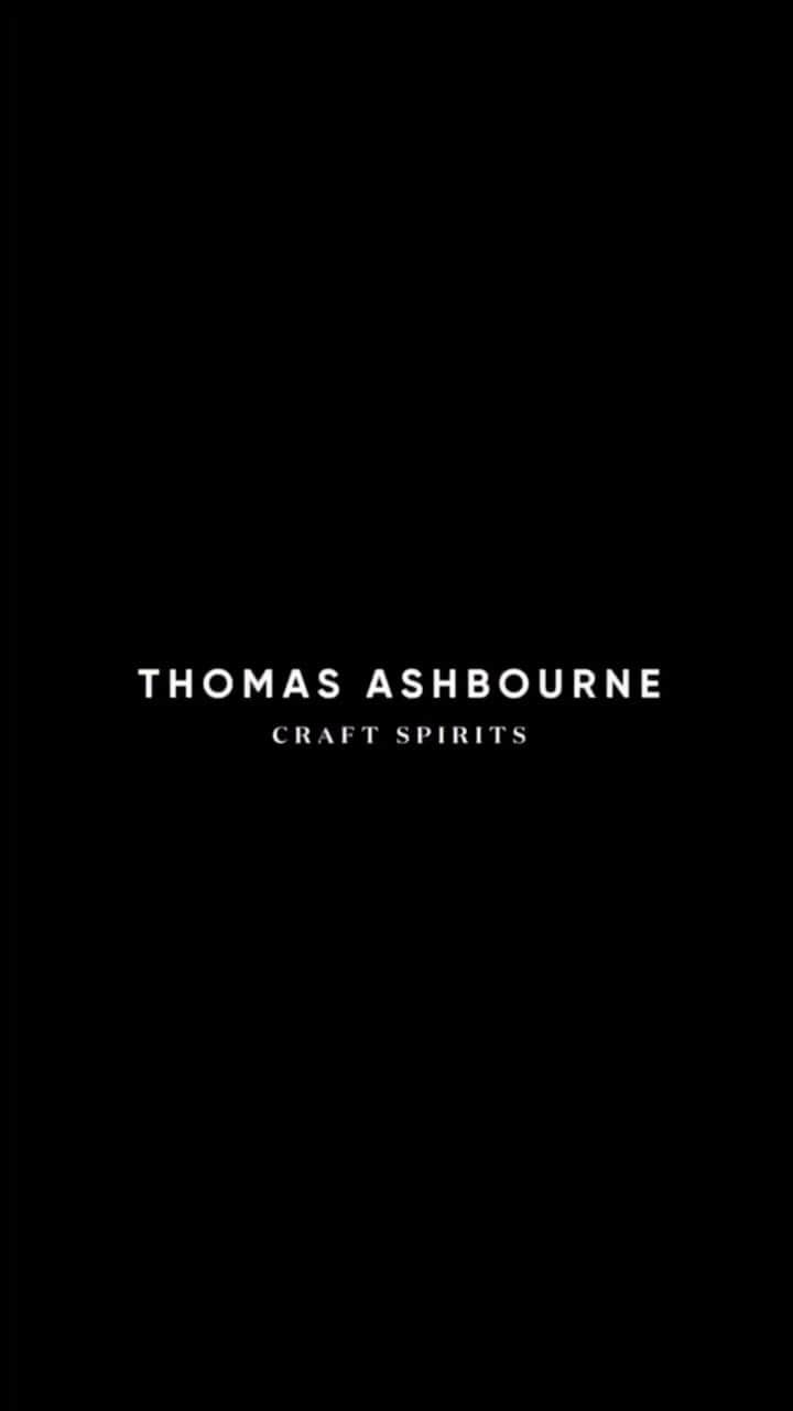 ヴァネッサ・ハジェンズのインスタグラム：「Never show up empty handed. Make @thomasashbourne your official plus one this party season」