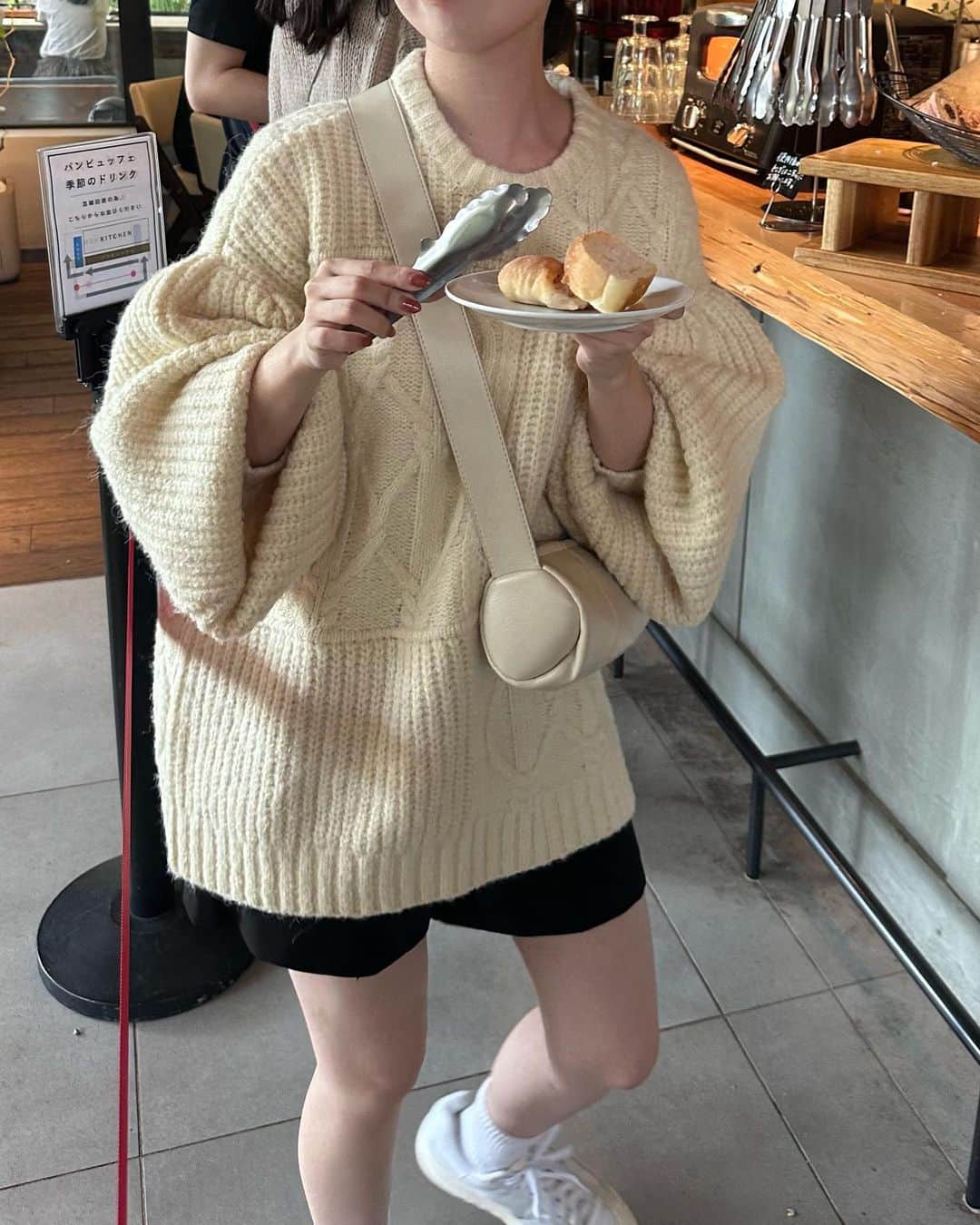 kannnaのインスタグラム：「10/7 21:00- 再販の人気アイテム！ パターン編みや袖のタックがポイントのニット。 袖のたっぽり感がたまらんアイテム☺️🤚🏻 ウールも少し入っていて、これからの季節にバッチリ♡」