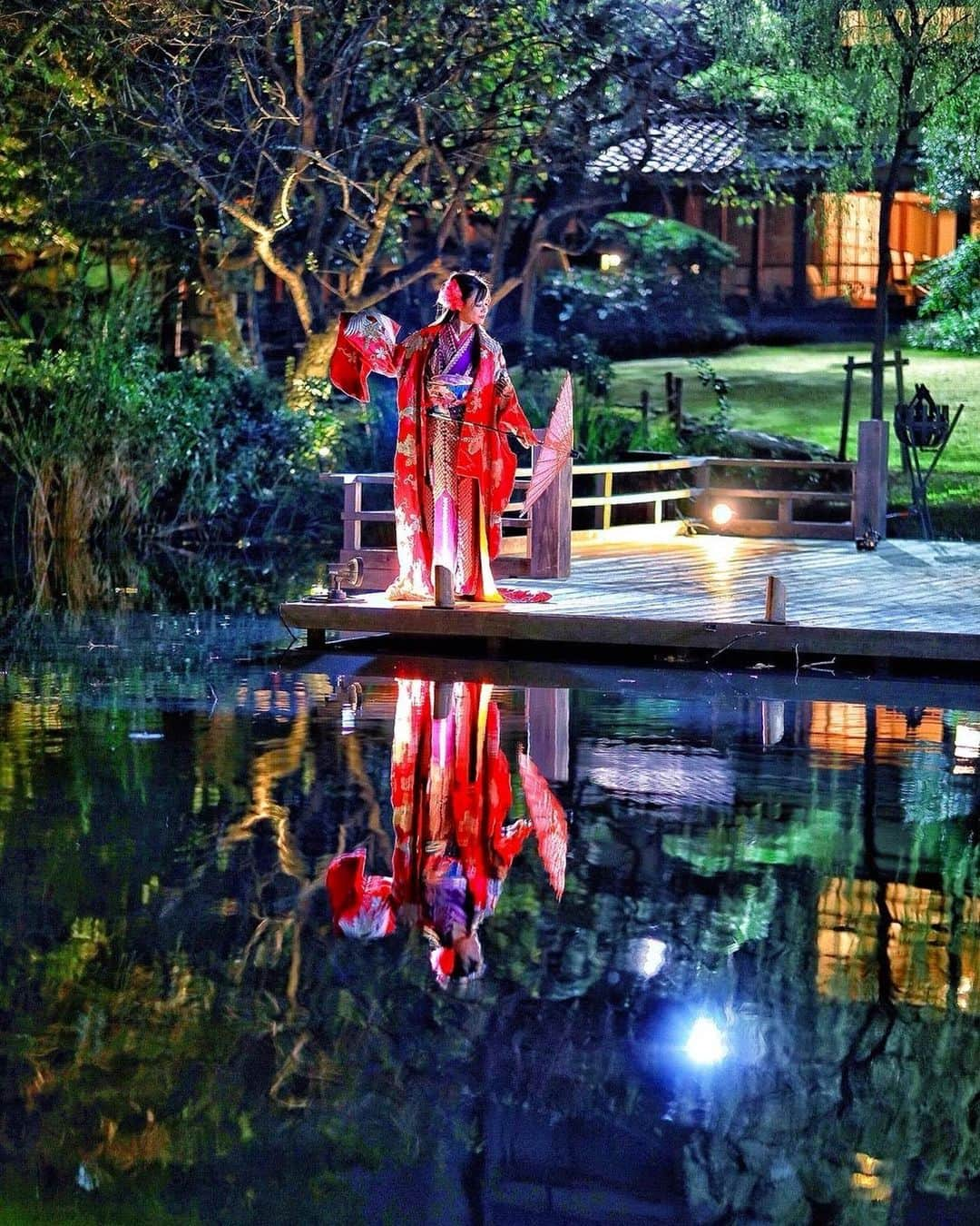 舘林佳史のインスタグラム：「徳川慶喜公の屋敷跡✨  月夜の晩に浮月楼🌕  着物が似合うドラマティックフォト撮影 ☺️💓  model: @reina_flamenco   静岡の宝✨浮月楼さんにご協力頂来まして誠に有難うございました。  ༚┈❁┈༚༝༝༚┈❁┈༚༝༝༚┈❁┈༚༝༝༚┈❁┈ ༚༝༝༚┈❁┈  誰でも物語の主人公になれる  をキャッチコピーにドラマや映画 物語のワンシーンの様なDramaticStoryPhot と言う名前で活動作品作りをしています。  大好評のドラマティックフォトのご依頼は このクオリティーで30000円〜(ほぼ諸経費) で受け賜わっています)^o^(   素敵な作品を一緒に作りたい！ コラボレーションしたい 美容師・メイクアップアーティストさん ・服飾デザイナーさんクリエイターさんも随時募集中です✨  お姫様になりたい👸物語の主人公になってみませんか^ ^⁉︎  たった一枚の写真で人生が変わる‼️  ✨ドラマティックフォト依頼 撮影依頼 DM下さい✨📩  モデル宣材撮影 コンポジ Book作り プロフィール撮影 ブライダルフォト記念撮影 衣装レンタル 成人式 着物 ドレスロケーションフォト スチール サロンモデル撮影 写真集等撮影のご依頼何でもお気軽にお問い合わせDM下さい✨📩   ༚┈❁┈༚༝༝༚┈❁┈༚༝༝༚┈❁┈༚༝༝༚┈❁┈ ༚༝༝༚┈❁┈  #徳川慶喜 #徳川家康 #浮月楼 #姫 #着物 #静岡観光 #CanonEOSR6 #canonr6 #ポートレート #model#photo#カメラマン#ロケーションフォト#ロケ撮影#カメラマン#photographer#モデル募集#ポートレートモデル募集#スナップ撮影#ポートレートモデル#写真#カメラ #portrait #portrait_star #jj_allportraits #tv_soul #tv_people #rsa_portraits #portmood」