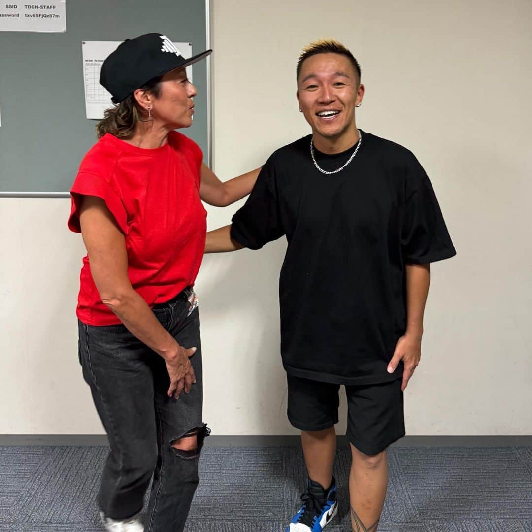 のインスタグラム：「❤️ @deftech  昨日はデフテックのライブー 楽しく感動した夜！ @microfromdeftech  ゆうきが3歳！私が16歳！ 初めて会った時海で抱っこしたり遊んだり😌息子の様な弟のような存在です😘 デフテックはなんと結成して20年も経つ絆の強い2人組👍優しい素直な歌詞リアルな海からもらうパワーゆうきのサーファーならではの視点やシェンのピュアな世界観🌈 今回のライブはまた新しいサウンド！ビート！ダンス！本当良かった❤️ まだツアーは続くそうで！観に行く人いるかなー😄音楽は心を動かすビタミン剤だね😊 甥っ子が大好きなアーティストだから一緒に盛り上がりました〜帰りにたこ焼き食べて帰って来たよーたこ焼きは世界一美味しい 白金の甚六❣️ オススメです❤️ 日本はいいー ただいまーって感じだね😊 #汗かいてライブで踊った夜 #😆調子に乗ってキャップ買いましたー」