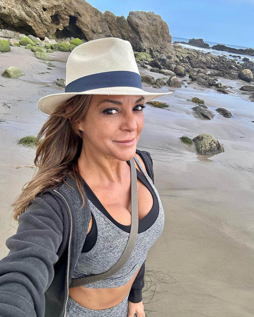 のインスタグラム：「Suckin’ up some positive ions 🌊 In need of some #beachy #peacefulvibes 🥰😊 -Matador Beach, Malibu」