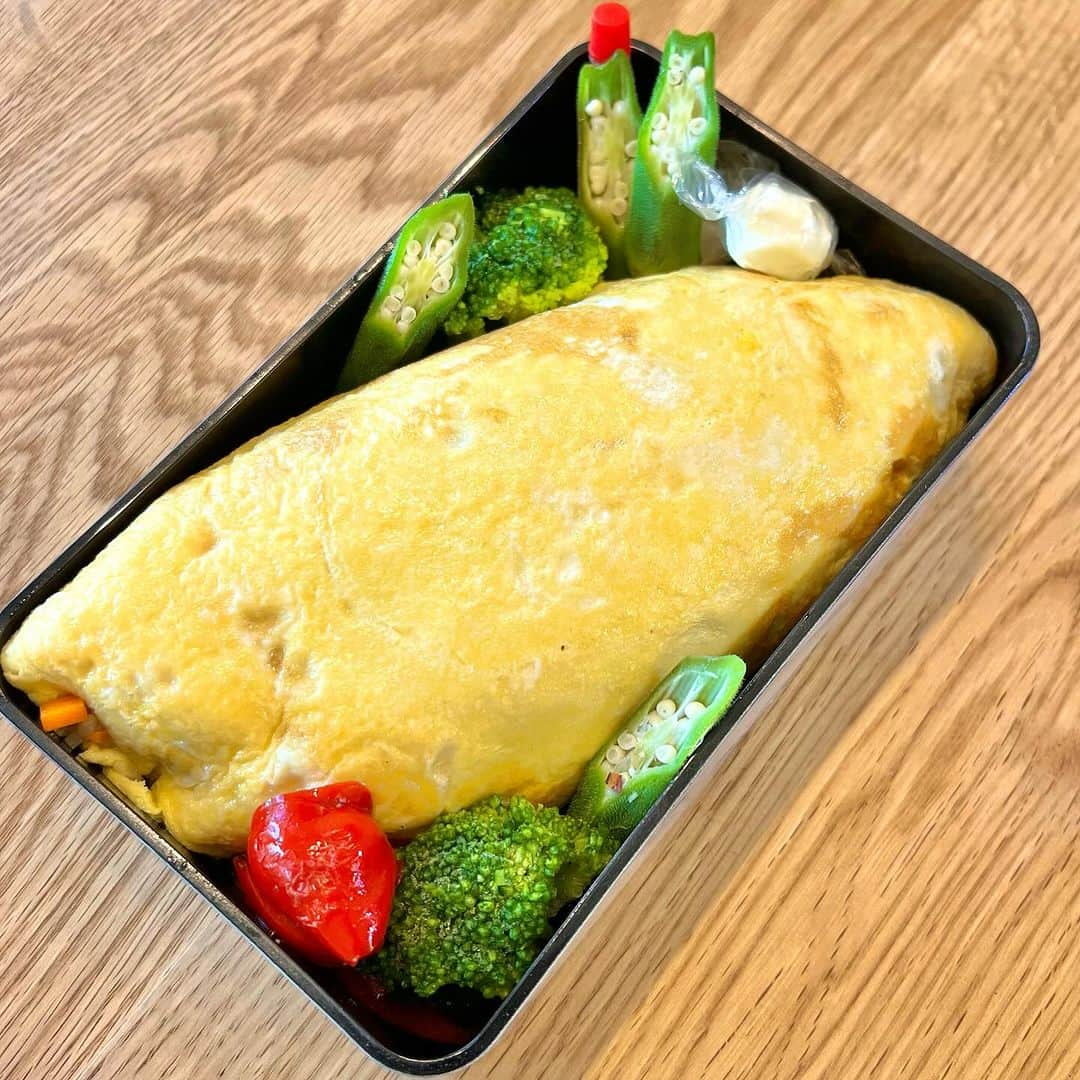 おちあやこのインスタグラム：「今日の夫弁当。  オムチャーハン弁当です。  海老と鰹生節のチャーハンが中に入ってます。  あとは野菜とチーズ  今日は夕方が忙しいので、早めの晩の用意。 久しぶりにカレーに致します。  色々ぶちこめるからね。 冷蔵庫の中もスッキリするし。  今オーディブルで椹野道流さんの『最後の晩ごはん』を耳読中。 フィクションだけど、芦屋が舞台で風景が思い浮かんで入り込める。  出てくるご飯が美味しそうで、作りたくなるんですよね。  まぁ、弁当は手抜きなんだけどね。  #今日の夫弁当 #今日のお弁当 #お弁当 #弁当記録 #最後の晩ごはん#椹野道流#オーディブル」