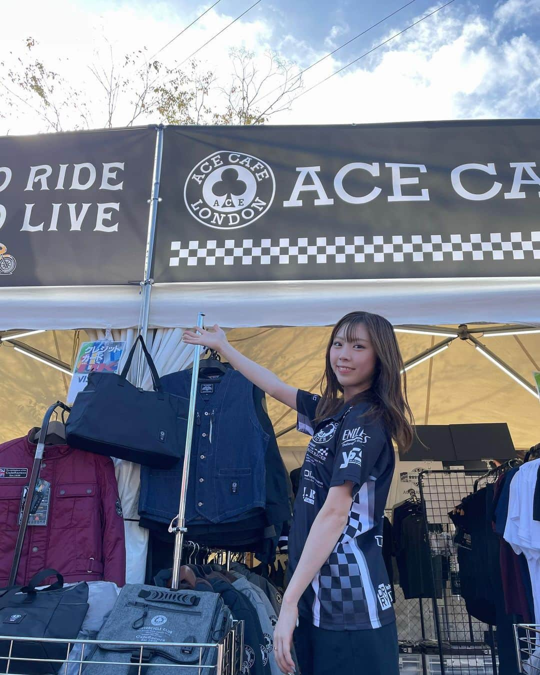 榎本セナのインスタグラム：「MotoGP🇯🇵🩶 ACECAFE＆RossoStyle Labブースにて さくらさんと🥰🥰 お待ちしております🩷  ⠀ ⠀   #naturalmakeup #makeup #model #モデル #いいねした人で気になった人フォロー #Japan  #撮影モデル #被写体 #goodmorning  #portrait #photography #ポートレートモデル #ファインダー越しの私の世界 #hairstyle  #清楚系女子 #写真好きな人と繋がりたい  #beauty#いいね返し #萌え #くびれ #motogp #モビリティリゾートもてぎ #もてぎ #モータースポーツ#motorsport#バイク女子 #バイク女子と繋がりたい #バイクライフ」