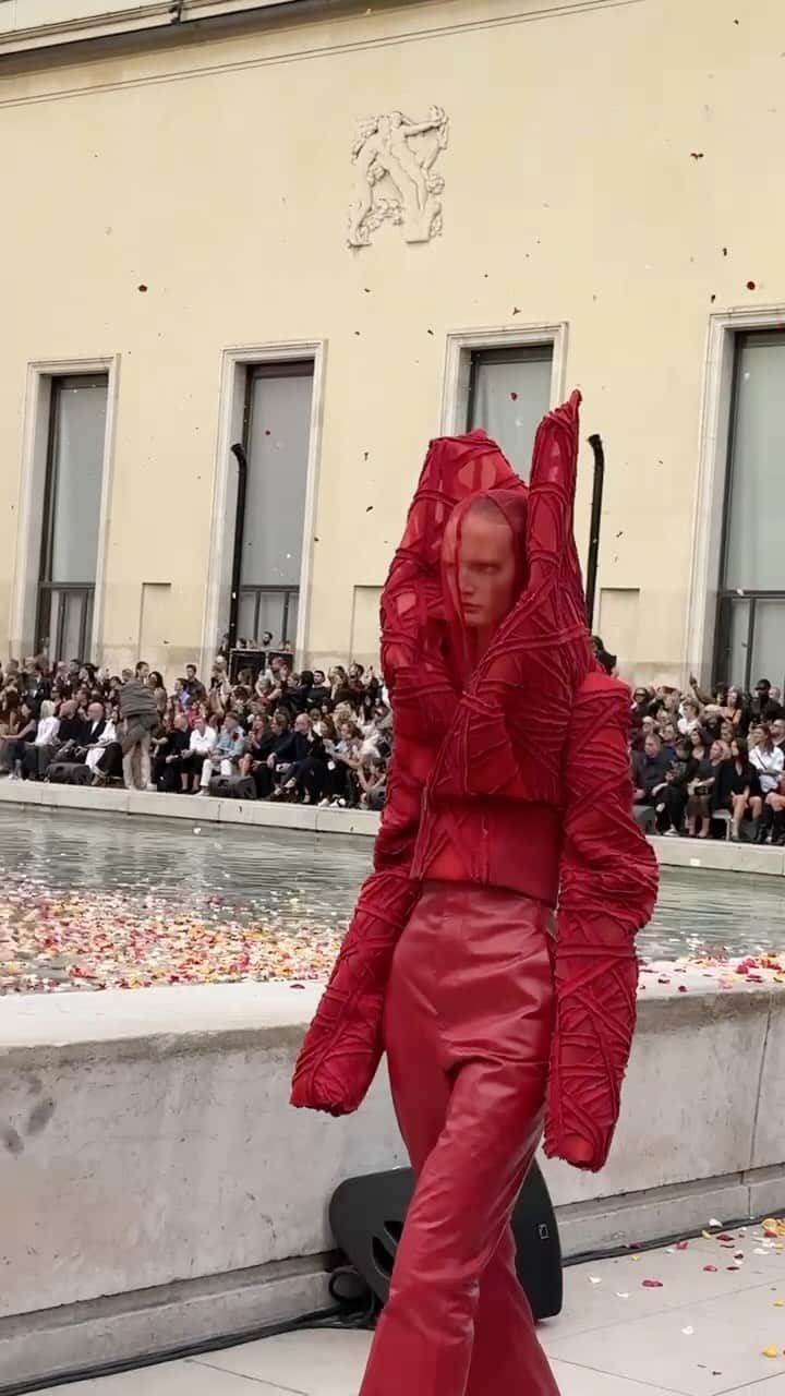 Nylon Magazineのインスタグラム：「The gothic bride lives on. Rick Owens’ Spring/Summer 2024 runway featured demonic reds and veiled silhouettes at Palais de Tokyo today, debuting the American designer’s latest collection at Paris Fashion Week.   🎥 @tiffanyreid for NYLON」