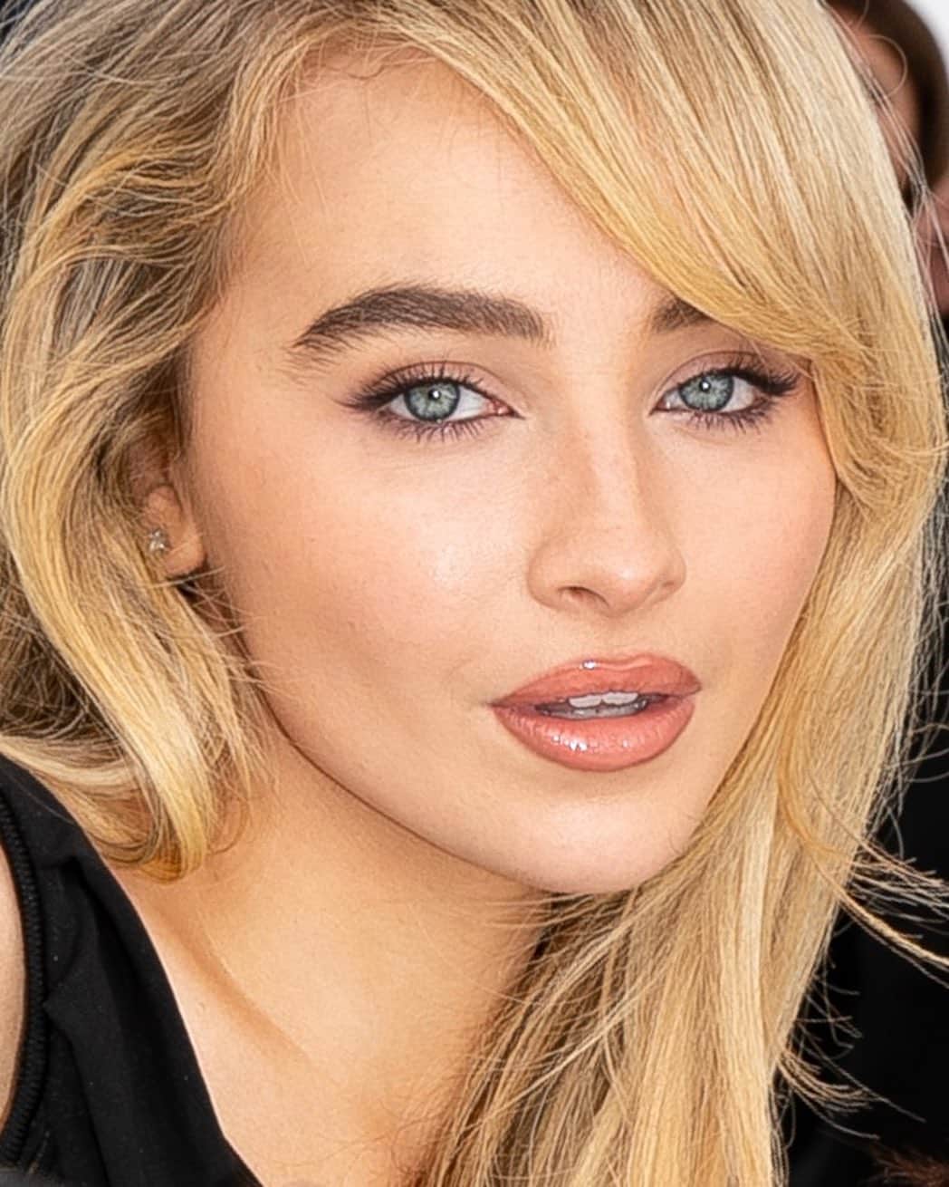 Carolina Gonzalezのインスタグラム：「🖤S C🇫🇷 @sabrinacarpenter  attending @givenchy today in Paris #PFW  Stylist @jasonbolden  Hair @rio_hair  #MakeupByMe @cgonzalezbeauty  #CGonzalezBeauty    Using    @heritagestorenaturals  Rosewater    @111skin  Celestial Black Diamond Cream  Celestial Black Diamond Serum    @mariobadescu  Lip Mask    @armanibeauty  Luminous Silk Concealer 5.25, 5.75  Smooth Silk Eye Pencil in 12  Luminous Silk Liquid Bronzer 90  Lip Power 102, 103    @lisaeldridgemakeup  Seamless Glide Eye Pencil in Renaissance Gold (waterline)    @milkmakeup  Contour Stick in Toasted    @westmanatelier  Baby Cheeks in Mimi」