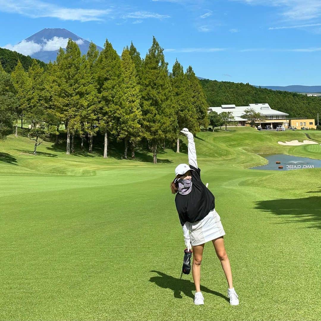 岩崎静羅さんのインスタグラム写真 - (岩崎静羅Instagram)「☺︎ FANCLクラシックが開催された裾野カントリーへ✨ お天気も良くて富士山がよく見えた！！ 難しかったけどメンバー最高で楽しかった♡  ティーも🗻でかわいかったYO  #ゴルフ女子 #富士山 #mtfuji #golf」9月29日 8時54分 - seeeeiiiiraaaa