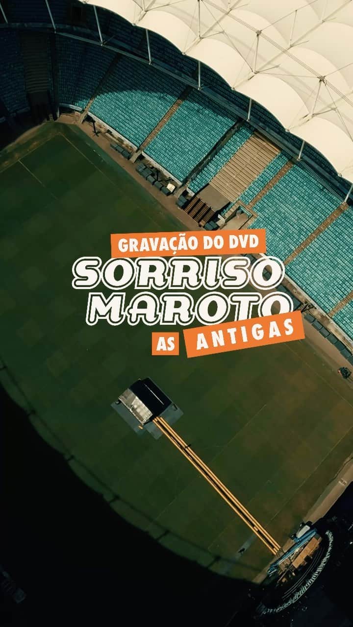Sorriso Marotoのインスタグラム：「Alô turma de Salvador! 🙌🏽 Tudo ficando pronto na Arena Fonte Nova para receber vocês para a gravação do nosso DVD @sorrisoasantigas! 🧡  Vamos juntos escrever mais um capítulo dessa história e cantar todas as antigas que tanto amamos!   Esperamos vocês neste sábado, a partir das 20h30! 😉  ÚLTIMOS INGRESSOS a venda! Compre agora na @ingresse, Balcão de Ingressos e Pida! 🔥」