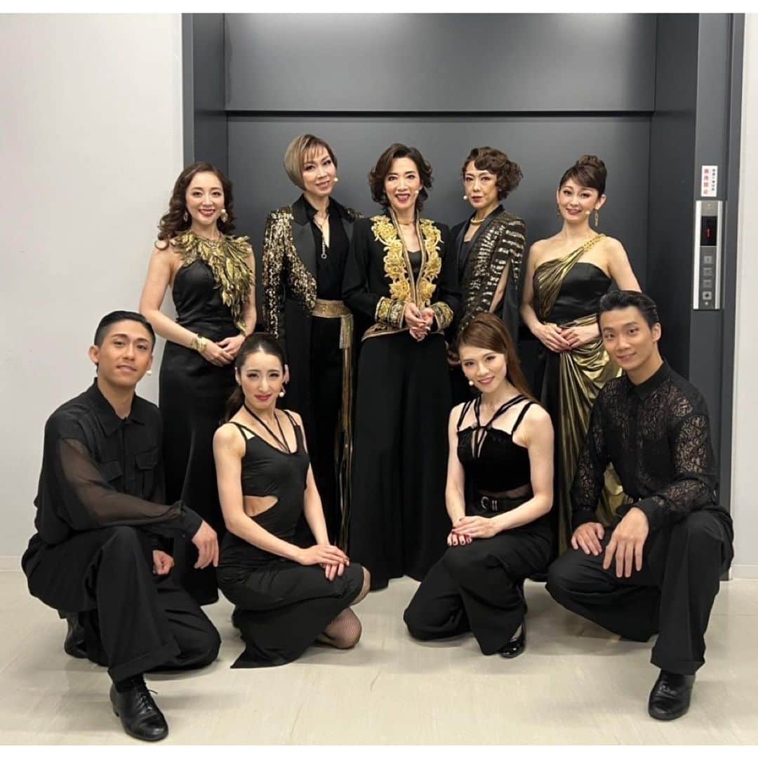 湖月わたるのインスタグラム：「・ 本日より、思い出いっぱいの #シアタードラマシティ で大阪公演のスタートです❣️  最高のチームワークで、JAZZエンターテインメントの世界をお届けします🎵 ・ #ズージャズカ #zzjazzka  #真琴つばさ さん #姿月あさと さん #風花舞 さん #彩乃かなみ さん #天寿光希 さん #晴音アキ さん #加賀谷真聡 さん #高橋伊久磨 さん #劇場でお待ちしています💓 #最後まで応援よろしくお願いします🥰 #湖月わたる  #watarukozuki」