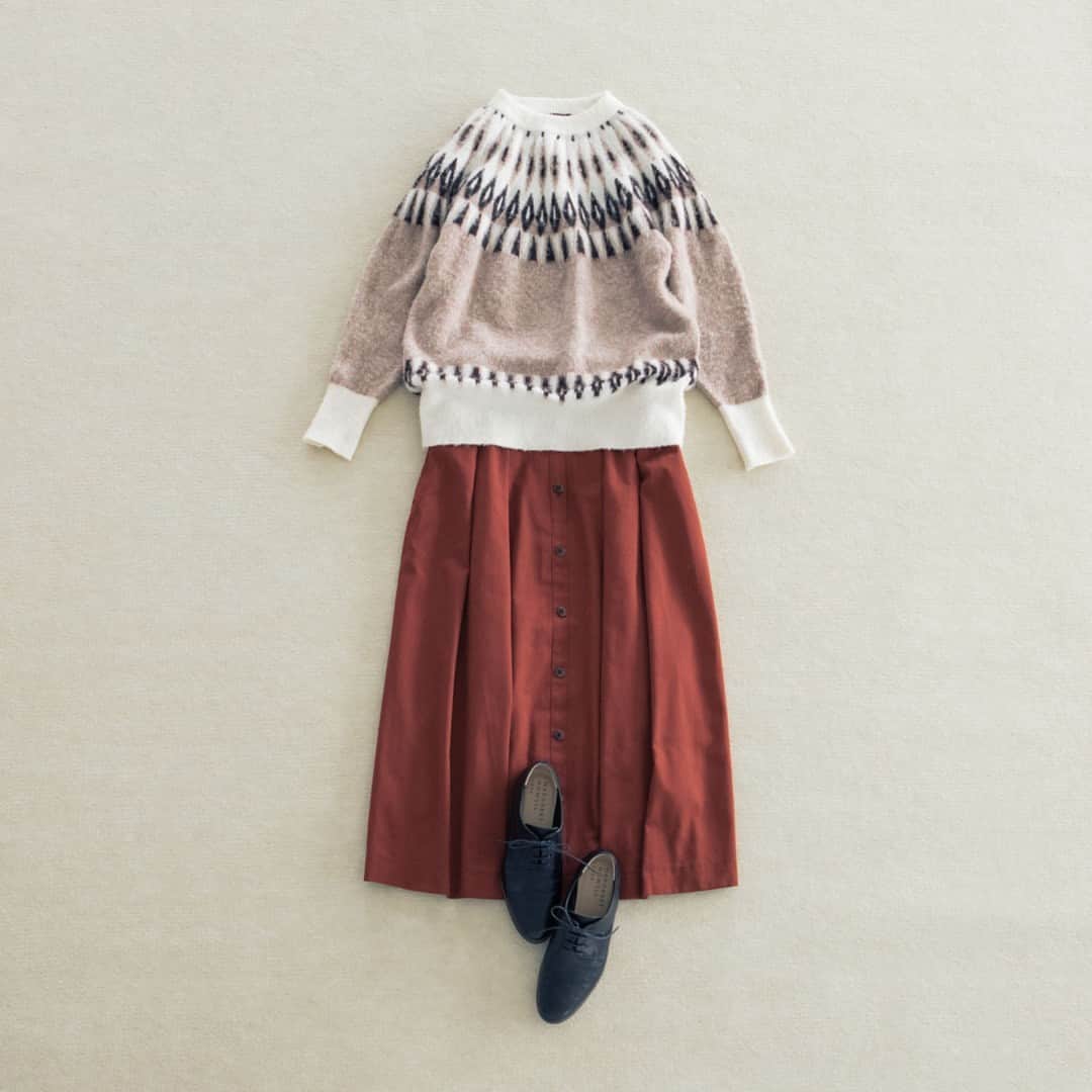 北欧、暮らしの道具店さんのインスタグラム写真 - (北欧、暮らしの道具店Instagram)「【再入荷】フロントボタンがアクセント 長く愛せる、大人のための定番スカート . - - - - - - - - - - - - - - - - -   上品でキュート。 ひと目でかわいいとときめいて、 それでいて大人のスタイリングが叶うスカートが 再入荷しました。  秋冬らしい装いを楽しめる、 大人のための一着です。  ポイントはもちろん、縦に並んだボタン。 ポイントにしつつ、柄物のトップスにも 気兼ねなく合わせられるように、 生地に馴染む色を選びました。  シンプルなコーディネートにこそ映えるので、 クローゼットに眠っているアイテムも 新鮮な気分で着ていただけますよ。  生地は上品な光沢とハリのあるツイル生地。 コットンとポリエステルを織り合わせた生地なので シワになりにくく、ネットに入れれば洗濯機でも 洗える扱いやすい素材です。  冬になってもメインで着られるように、 少し厚みのある生地を選びました。  カラーは2色。  新色の「レッドブラウン」は、 深みのある赤と栗色を混ぜ合わせたような、 こっくりした色合い。 秋のコーデにぴったりのカラーです。  定番の「ブラック」は、 シーンを選ばずコーディネートに困らない、 絶対の安心感をくれるカラーです。  お好みのカラーで 秋冬のファッションを楽しんでくださいね。 . ーーー 掲載のアイテムはこちら▼ ーーー . ☑︎ スッキリ見えが叶うフロントボタンのロングスカート . ▶︎ プロフィールのリンクから、お値段・サイズなど詳しい情報をご覧いただけますよ。→@hokuoh_kurashi . 🎁「クラシ手帳2024」プレゼントキャンペーン実施中！お買いものいただいた方全員に、当店オリジナルの手帳を無料でお届けいたします。 . #KURASHIandTripsPUBLISHING  #スカート#ロングスカート #秋服#秋コーデ #ファッション#コーデ#春コーデ#夏コーデ#コーディネート#シンプルコーデ#今日のコーデ #シンプル#シンプルライフ#シンプルデザイン #暮らしを楽しむ#日々の暮らし #北欧#暮らし#北欧暮らしの道具店」9月29日 9時03分 - hokuoh_kurashi