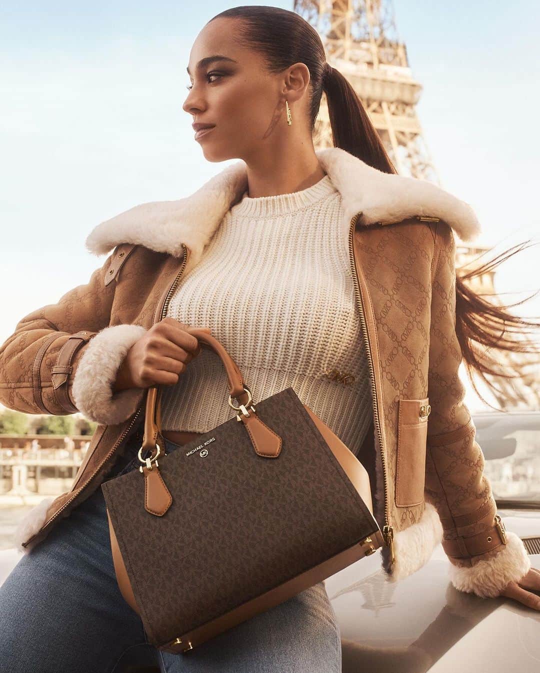 のインスタグラム：「Get a handle on the season’s top styles. #MichaelKors  Photographed by @LachlanBailey」