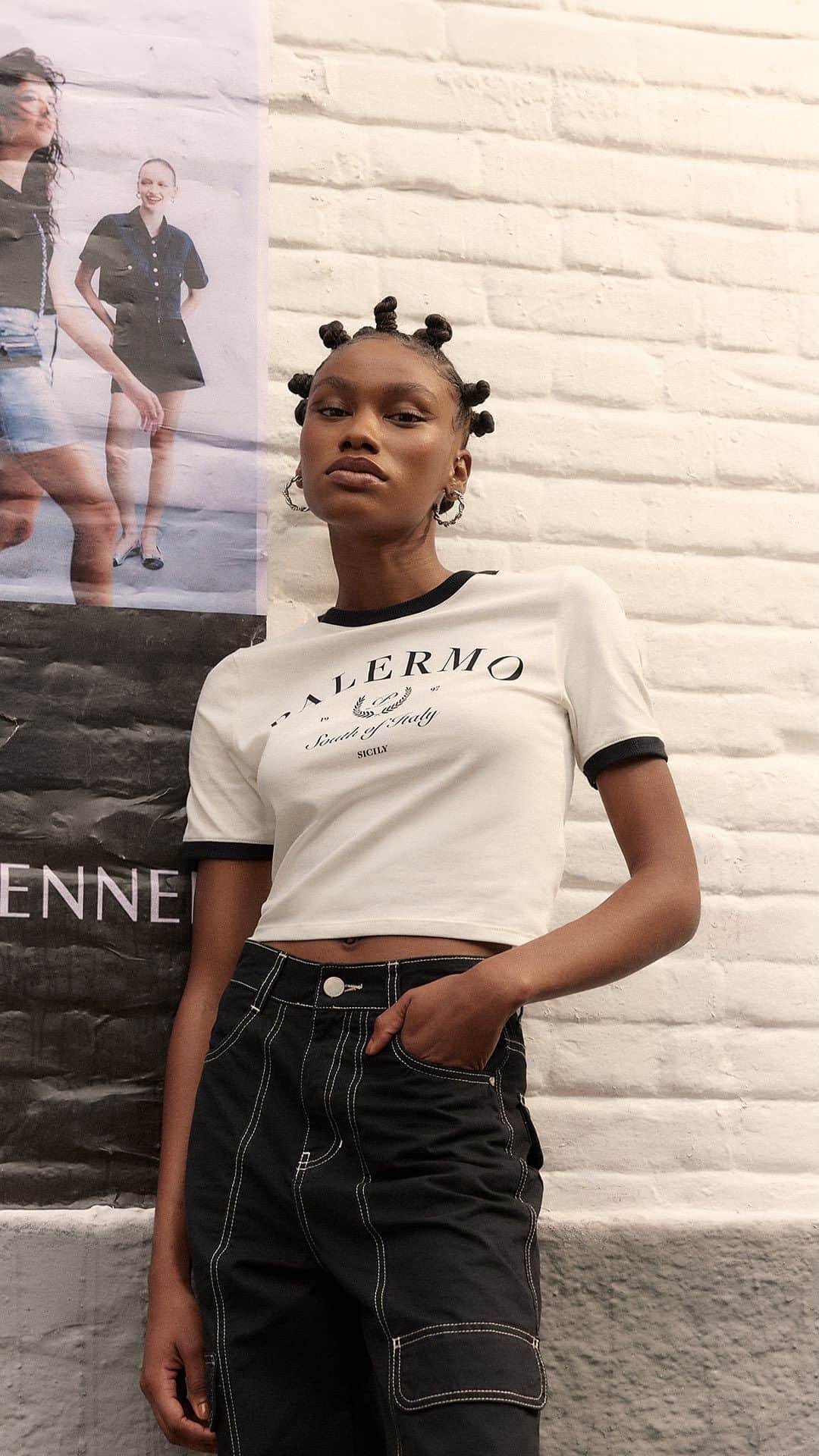 ロジャス・レナーのインスタグラム：「Duas tendências que vão brilhar nos seus looks urbanos: camisetas estampadas e calças cargo! Nesta temporada, as peças vieram com detalhes modernos para incrementar até as produções mais básicas. Encontre suas favoritas no site, app e lojas. #StreetStyle #Camisetas #CalçaCargo #ModaFeminina #ModaMasculina #Fashion #LookInspiração  blusa cropped 847846394 | calça wide leg 848469033 | calça cargo 616199601 | tênis street 553103181」