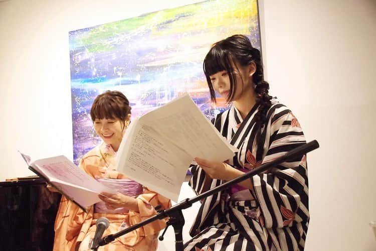 須賀由美子さんのインスタグラム写真 - (須賀由美子Instagram)「いよいよ今日はツキイチLIVEの日！ 写真は先月のLIVEの写真を 頂いたのでUPします♪  もともと朗読の魅力を伝えたくて、 普段は私1人でささやかに、 ファンの皆様とゆるーくやってるんですが、 先月は10回目のアニバーサリーだったので、ゲストに声優リオンちゃんに来てもらいました💕 りおんちゃんとは11月のサトウヒロコさんのLIVEでもご一緒します⭐️  そして今回も #中秋の名月 スペシャルということで、 なんとピアニストの谷津雅子さんと歌、朗読の本郷詩織さんと 大好きなお二人をゲストにお迎えして、月にまつわるお話をお送りします♪  直接参加も大丈夫なので、 #cafe ink blue のお店に来てね♪ 今日は私の普通のお友達や 一般の方もいらっしゃるので、 普段ファンミってなんか恥ずかしくて行けないという方も 是非是非来てくださいね💕  一部、19時から19時半 (月夜とメガネ) ドビュッシーの曲とか 休憩 二部恋愛小説 19時45分から20時10分頃 3人軽くトークなど 20時半終了 (ゲスト送り出し) そして残りたい方のみ 残っていただき、 20時半から21時前までを 通常ファンミ時間として チケット発売などなどの 時間にしようと思います。  よろしくね🌟」9月29日 9時06分 - tottiyumi