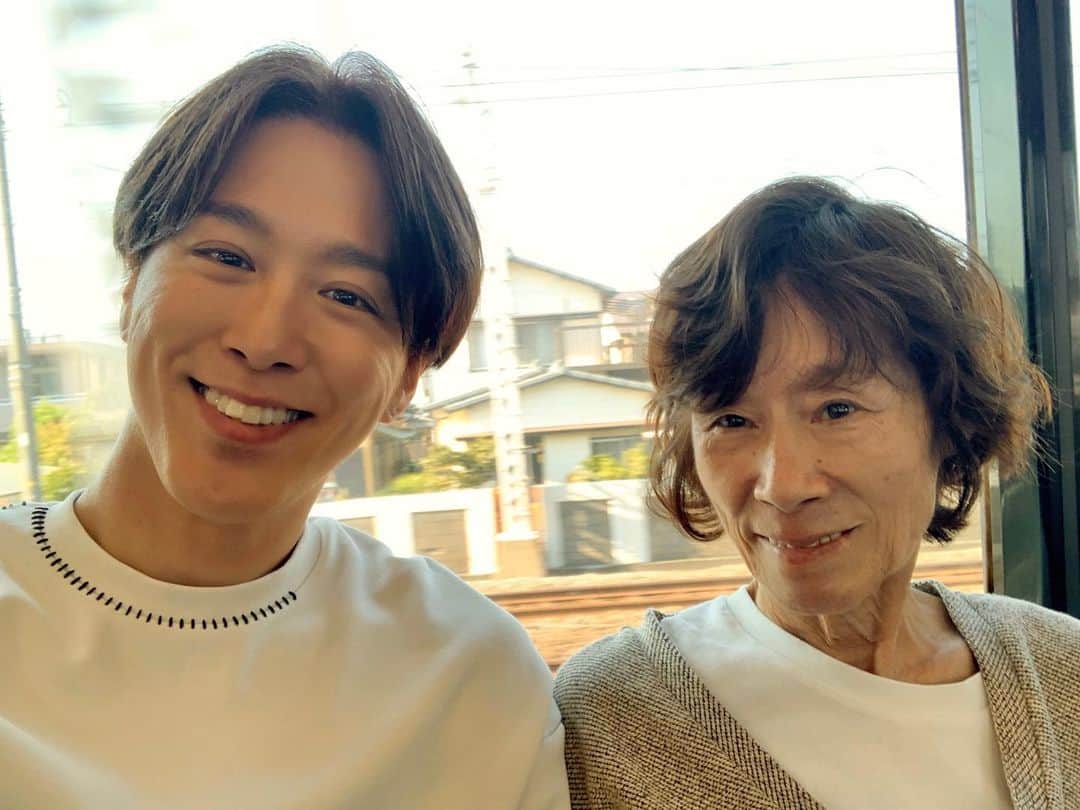 のインスタグラム：「なんだかんだ母が元気な事に感謝し、ピアノが上手になっている姪と動物のお世話がしっかりできるようになっている甥に心が温かくなった弾丸関東ステイ✈️・ ・ 備忘録 ○甥とお風呂に入る ○僕の股間にシャワーを全力でかけ続けるのなぁぜなぁぜ？ ○ルービックキューブのクセが強い ○まさかのTポイントカード ○姪、ヘアアイロンデビュー ○モデル体型 ○姉の常備酒ストロングゼロ。ワイと同じやんけ ○義兄、料理上手 ○母のジェルネイルはブラック＆ゴールド ○ディアウーマン基礎化粧品デビュー ・ ・ ・ #家族 #またねー #たける #TAKERU」