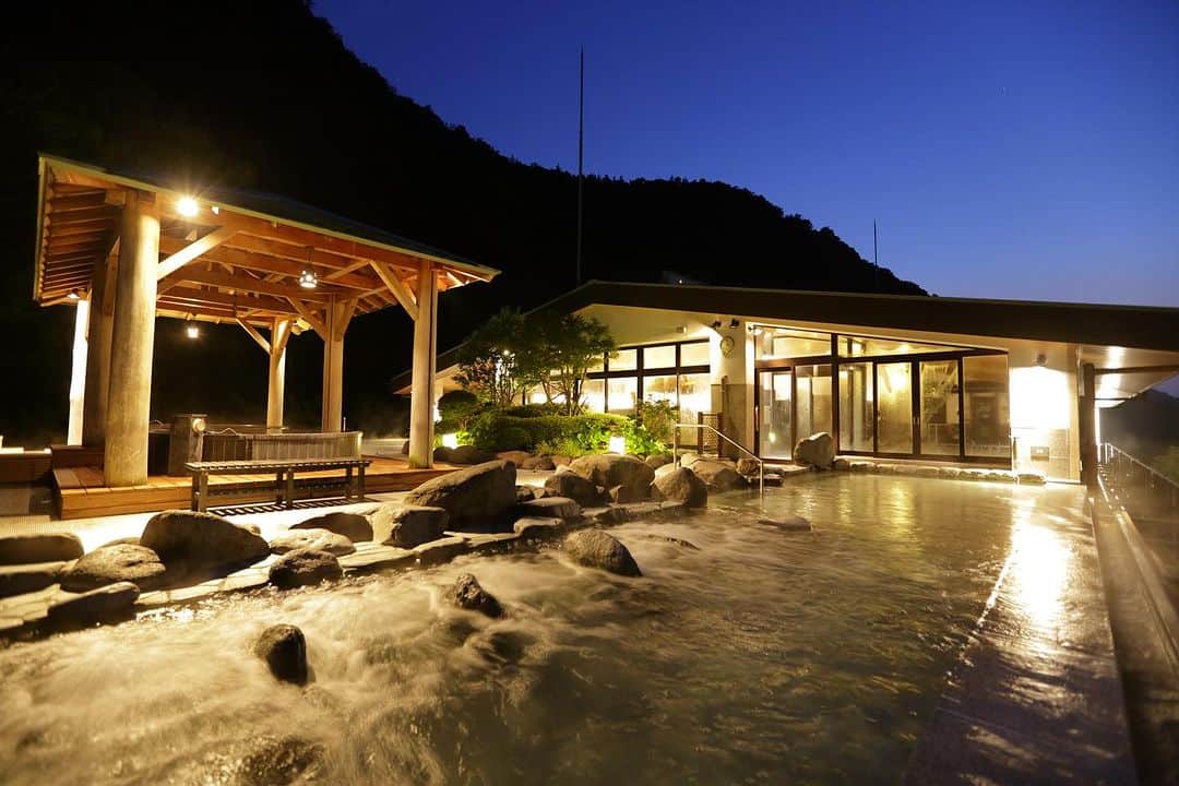 【公式】箱根湯本温泉 天成園のインスタグラム：「♨︎  本日9月29日は 中秋の名月と満月が重なります🌕  実は「中秋の名月」と「満月」が 一緒の日になるのは少ないんです🧐  当館の天空大露天風呂は頭上を 遮るものがないので綺麗に満月が 見えそうですね👀  是非天成園へお越しくださいませ‼️  #箱根 #箱根湯本 #天成園 #箱根湯本温泉 #天成園箱根湯本 #温泉 #本格温泉 #箱根ホテル #箱根旅館 #箱根旅行 #旅行 #個室 #貸し切り #レンタル浴衣 #露天風呂 #日本庭園 #神社 #滝 #日帰り温泉 #hakone」