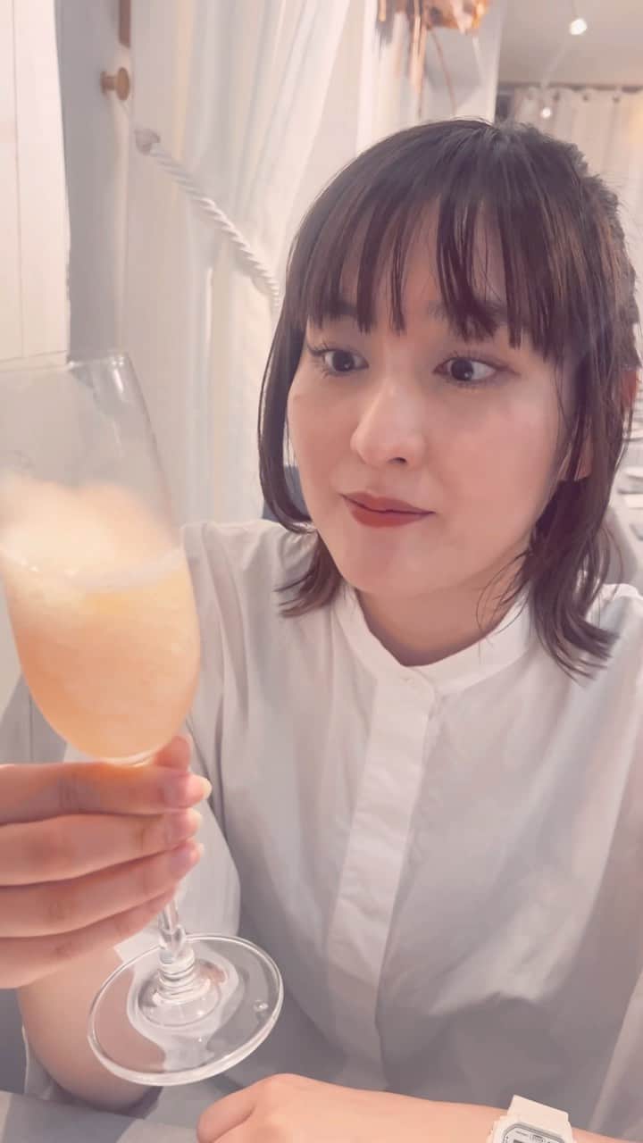 岩井七世のインスタグラム：「自由が丘の街とフレンチの親和性🥐  仕事帰りの母を連れてジュスコノアールへ🍽️ 一品一品、可愛くてきれいな盛り付けと楽しい味の組み合わせ。これだからフレンチって大好き！  デザートのショコラテリーヌ、花壇みたいでかわいかった。南部せんべいと黒胡麻アイスにキャラメルソースの組み合わせも意外なのに相性ばっちりでおもしろい。 親子でゆっくり過ごせてうれしい夜でした〜🫶  #ジュスコノアール  #自由が丘ディナー #自由が丘グルメ #自由が丘フレンチ」