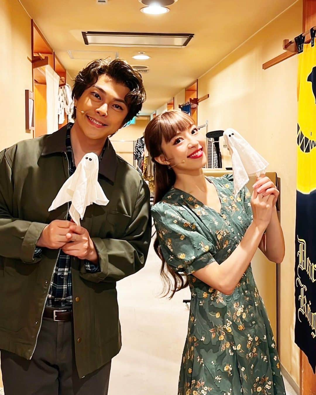 愛加あゆさんのインスタグラム写真 - (愛加あゆInstagram)「『ビートルジュース』一昨日、大千穐楽ありがとうございました✨ 暑い暑い夏が本当に終わったんだなぁ… 舞台は儚いなぁ…と改めて感じております。  連日沢山のお客様が劇場まで足を運んでくださり、 感謝の気持ちで一杯でした。ありがとうございました✨  今回、カンパニーにとっても何度か困難が押し寄せました。 それでもずっと前向きに最後まで走りきれたのは、 なにより大好きな温かいキャストの皆様、 演出の福田さん響志くんはじめ プロフェッショナルなスタッフの方々、 上垣さん、由香さん率いる音楽チーム、 雪夫さん、るんちゃんの振付チーム、 そして沢山の想いをよせて下さったお客様や いつも応援してくださる皆様のお陰だと、 心から感謝しております。  『ビートルジュース』はガッツリコメディですが、 実は生と死を扱う尊い作品。 響志くんの訳詞も素晴らしいです。 美依紗ちゃん演じるリディアに寄り添い、 ラストのナンバー（janp in the line）で 勝地くん、あさこさん、圭吾さんの笑顔を見ながら 出演者全員でのコーラス。 毎日「生きてるって素晴らしい」と思える瞬間で、 本当に愛しい日々でした。  願わくば、今回ご観劇頂けなかった方にも ジェシーくんのビックリする位素晴らしいビートルジュースをまた観て頂きたい、そんな想いです！！ そして、私もまた皆さまと再会できたら… なんて幸せでしょう。  今日からは『Greatest Dream』の稽古です。 遅れて参加なので、既についてる場面の振り起こししてます。早く切り替えねば💦 でも、あと少しだけ『ビートルジュース』にも浸らせてください🙇‍♀️  この作品に携わって下さった全ての皆様に 感謝の気持ちを込めまして 心から ありがとうございました☺️✨  #ミュージカル #ビートルジュース #beetlejuce  #松竹座 #バーバラ役　 #福田雄一  #福田響志 @narushi_fukuda  #ジェシー @sixtones_official  #勝地涼  #清水美依紗  #吉野圭吾  #瀬奈じゅん  #可知寛子 #小山侑紀 #高橋卓士  #横山達夫  #坂元宏旬  #竹内真里  #常住富大 @tsunes.planet  #伯鞘麗名  #福永悠二  #堀江慎也 #岡本拓也 #吉井乃歌 #咲花莉帆 #上垣聡 さん #平岡由香 さん #上島雪夫 さん #遠藤瑠美子 さん @lun_endo  #愛加あゆ 尊敬する皆様を勝手にタグ付け🫶 （敬称略させて頂きます）」9月29日 9時23分 - manaka_ayu