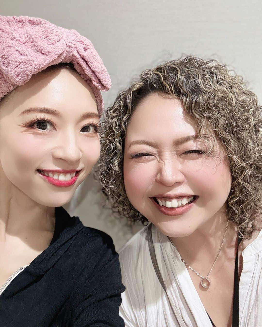 愛加あゆさんのインスタグラム写真 - (愛加あゆInstagram)「『ビートルジュース』一昨日、大千穐楽ありがとうございました✨ 暑い暑い夏が本当に終わったんだなぁ… 舞台は儚いなぁ…と改めて感じております。  連日沢山のお客様が劇場まで足を運んでくださり、 感謝の気持ちで一杯でした。ありがとうございました✨  今回、カンパニーにとっても何度か困難が押し寄せました。 それでもずっと前向きに最後まで走りきれたのは、 なにより大好きな温かいキャストの皆様、 演出の福田さん響志くんはじめ プロフェッショナルなスタッフの方々、 上垣さん、由香さん率いる音楽チーム、 雪夫さん、るんちゃんの振付チーム、 そして沢山の想いをよせて下さったお客様や いつも応援してくださる皆様のお陰だと、 心から感謝しております。  『ビートルジュース』はガッツリコメディですが、 実は生と死を扱う尊い作品。 響志くんの訳詞も素晴らしいです。 美依紗ちゃん演じるリディアに寄り添い、 ラストのナンバー（janp in the line）で 勝地くん、あさこさん、圭吾さんの笑顔を見ながら 出演者全員でのコーラス。 毎日「生きてるって素晴らしい」と思える瞬間で、 本当に愛しい日々でした。  願わくば、今回ご観劇頂けなかった方にも ジェシーくんのビックリする位素晴らしいビートルジュースをまた観て頂きたい、そんな想いです！！ そして、私もまた皆さまと再会できたら… なんて幸せでしょう。  今日からは『Greatest Dream』の稽古です。 遅れて参加なので、既についてる場面の振り起こししてます。早く切り替えねば💦 でも、あと少しだけ『ビートルジュース』にも浸らせてください🙇‍♀️  この作品に携わって下さった全ての皆様に 感謝の気持ちを込めまして 心から ありがとうございました☺️✨  #ミュージカル #ビートルジュース #beetlejuce  #松竹座 #バーバラ役　 #福田雄一  #福田響志 @narushi_fukuda  #ジェシー @sixtones_official  #勝地涼  #清水美依紗  #吉野圭吾  #瀬奈じゅん  #可知寛子 #小山侑紀 #高橋卓士  #横山達夫  #坂元宏旬  #竹内真里  #常住富大 @tsunes.planet  #伯鞘麗名  #福永悠二  #堀江慎也 #岡本拓也 #吉井乃歌 #咲花莉帆 #上垣聡 さん #平岡由香 さん #上島雪夫 さん #遠藤瑠美子 さん @lun_endo  #愛加あゆ 尊敬する皆様を勝手にタグ付け🫶 （敬称略させて頂きます）」9月29日 9時23分 - manaka_ayu