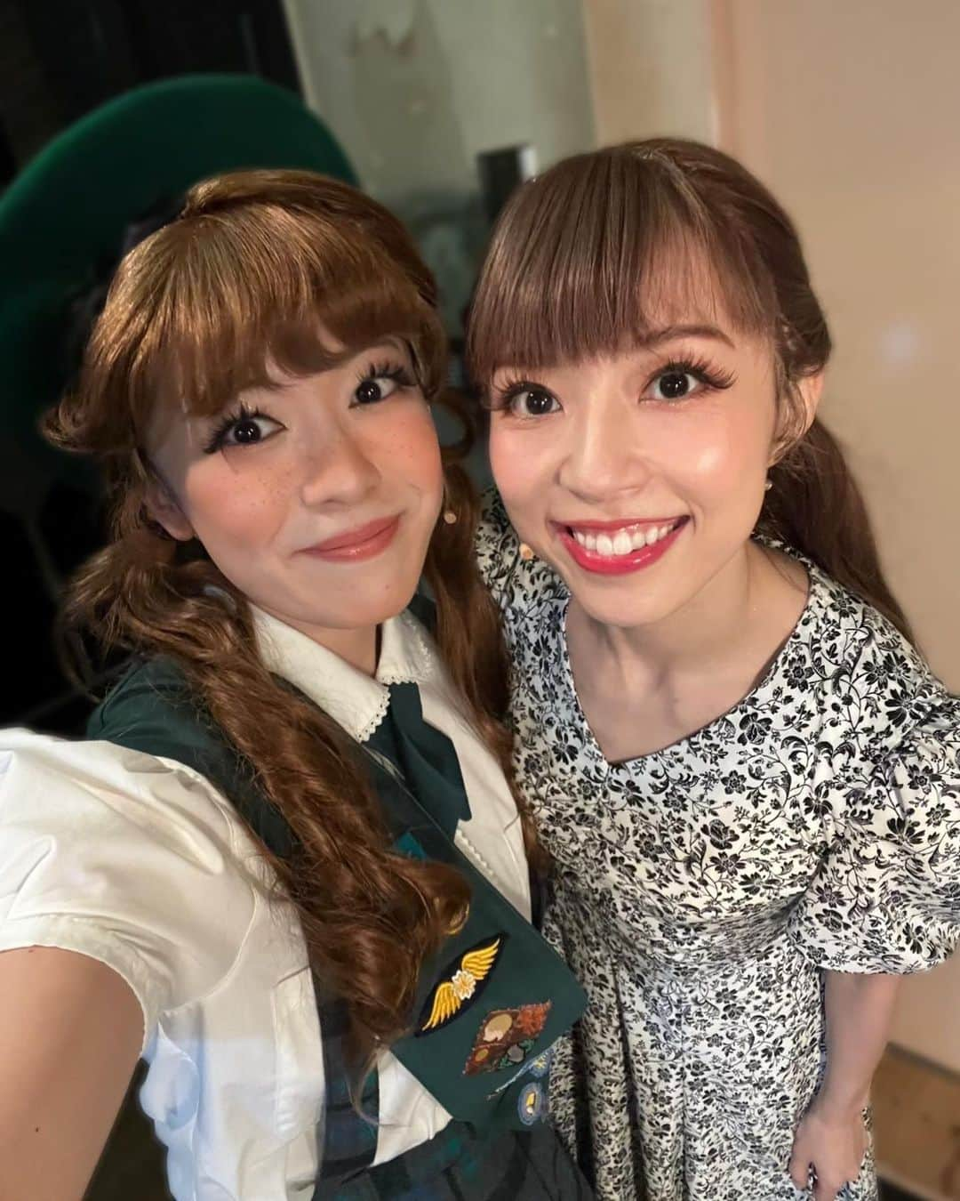 愛加あゆさんのインスタグラム写真 - (愛加あゆInstagram)「『ビートルジュース』一昨日、大千穐楽ありがとうございました✨ 暑い暑い夏が本当に終わったんだなぁ… 舞台は儚いなぁ…と改めて感じております。  連日沢山のお客様が劇場まで足を運んでくださり、 感謝の気持ちで一杯でした。ありがとうございました✨  今回、カンパニーにとっても何度か困難が押し寄せました。 それでもずっと前向きに最後まで走りきれたのは、 なにより大好きな温かいキャストの皆様、 演出の福田さん響志くんはじめ プロフェッショナルなスタッフの方々、 上垣さん、由香さん率いる音楽チーム、 雪夫さん、るんちゃんの振付チーム、 そして沢山の想いをよせて下さったお客様や いつも応援してくださる皆様のお陰だと、 心から感謝しております。  『ビートルジュース』はガッツリコメディですが、 実は生と死を扱う尊い作品。 響志くんの訳詞も素晴らしいです。 美依紗ちゃん演じるリディアに寄り添い、 ラストのナンバー（janp in the line）で 勝地くん、あさこさん、圭吾さんの笑顔を見ながら 出演者全員でのコーラス。 毎日「生きてるって素晴らしい」と思える瞬間で、 本当に愛しい日々でした。  願わくば、今回ご観劇頂けなかった方にも ジェシーくんのビックリする位素晴らしいビートルジュースをまた観て頂きたい、そんな想いです！！ そして、私もまた皆さまと再会できたら… なんて幸せでしょう。  今日からは『Greatest Dream』の稽古です。 遅れて参加なので、既についてる場面の振り起こししてます。早く切り替えねば💦 でも、あと少しだけ『ビートルジュース』にも浸らせてください🙇‍♀️  この作品に携わって下さった全ての皆様に 感謝の気持ちを込めまして 心から ありがとうございました☺️✨  #ミュージカル #ビートルジュース #beetlejuce  #松竹座 #バーバラ役　 #福田雄一  #福田響志 @narushi_fukuda  #ジェシー @sixtones_official  #勝地涼  #清水美依紗  #吉野圭吾  #瀬奈じゅん  #可知寛子 #小山侑紀 #高橋卓士  #横山達夫  #坂元宏旬  #竹内真里  #常住富大 @tsunes.planet  #伯鞘麗名  #福永悠二  #堀江慎也 #岡本拓也 #吉井乃歌 #咲花莉帆 #上垣聡 さん #平岡由香 さん #上島雪夫 さん #遠藤瑠美子 さん @lun_endo  #愛加あゆ 尊敬する皆様を勝手にタグ付け🫶 （敬称略させて頂きます）」9月29日 9時23分 - manaka_ayu