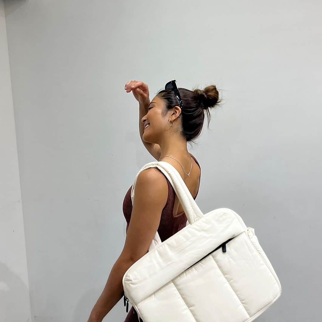 Reimiのインスタグラム：「ウェアの秋冬支度🍂🤎  愛用してるこの白のバッグ 荷物多い筋トレ女子に助かる大きさ！！  お弁当もジム道具も ポージング練習に 必要なヒールも 着替えも必要なもの全部入るの🥺」
