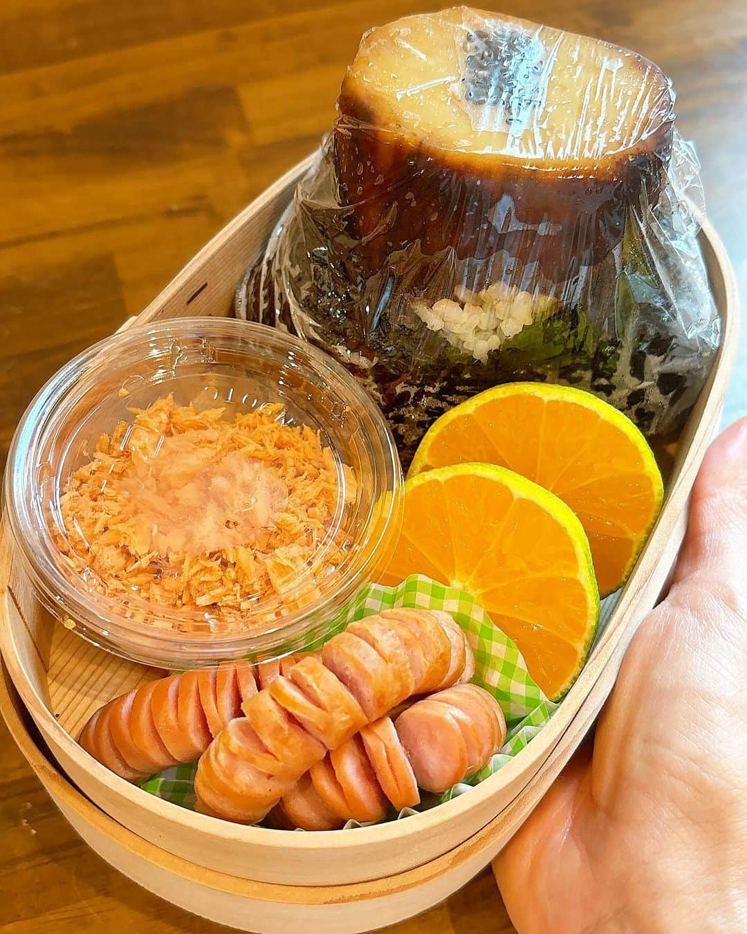 みきママのインスタグラム：「【焼き芋おにぎりです〜！！】  秋は焼き芋です🍠✨私は一年中食べてますけど🤣🤣🤣  今日は焼き芋おにぎりにしよう🤩🤩🤩絶対美味しいでしょ✨✨✨  でも、もしかしたら米が進まないかもしれないから、鮭とウインナーいれておこう😳😳😳  今日は学校で調理実習があるから、私のお弁当はヨーグルトにしました✨おはぎや茶碗蒸しを作るんだけどね、楽しみだ〜😍😍😍  #みきママ　#時短　#焼き芋 #おにぎり弁当 #焼き芋おにぎり #鮭フレーク　#弁当　 #焼き芋弁当　 #高校生 #男子弁当　 #japanesefood #obento #onigiri #japan #healthyfood  #humberger」