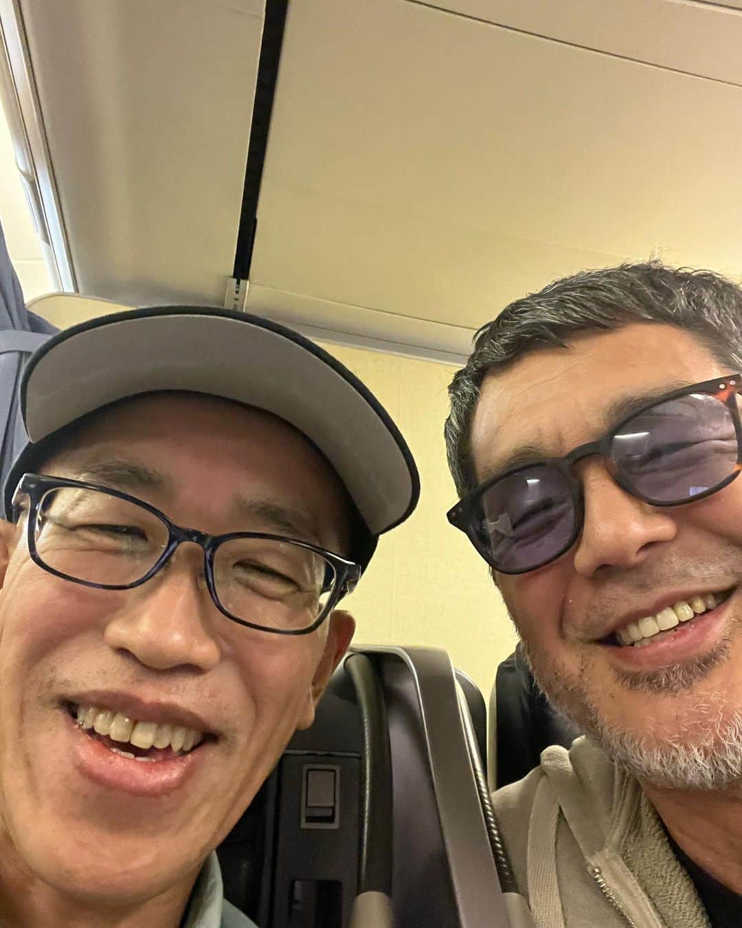 高田延彦さんのインスタグラム写真 - (高田延彦Instagram)「岸先生と機内でバッタリ隣の席。とてもお元気そうで良かった！(実際ジョギングも再開🏃‍♀️してると)益々お大事にしてください。 #enjoy  #thanks  #peace」9月29日 9時34分 - takada_nobuhiko