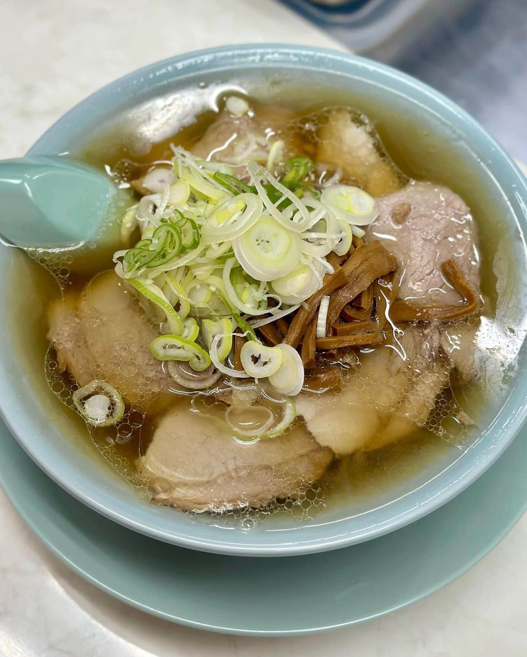 のインスタグラム：「新橋駅前ビル1号館に本日オープン『新橋ニューともちん』で、中華そば750円。 しょっぱめスープも平打ち中太ストレート麺も焼豚も最高に美味しかった！  店主の大曽根悠二郎(バンタム)くんは2006年に渋谷『ラーメン凪』で彼が作った限定の“悠二郎"というラーメン二郎インスパイアを食べてからの縁！ 「にぼし悠二郎」というプロボクサーだったり面白いな〜  8時から15時までです。  #新橋ニューともちん #具義ラーメン2023 #具義新橋2023 #具義新店2023 #具義初訪問2023」