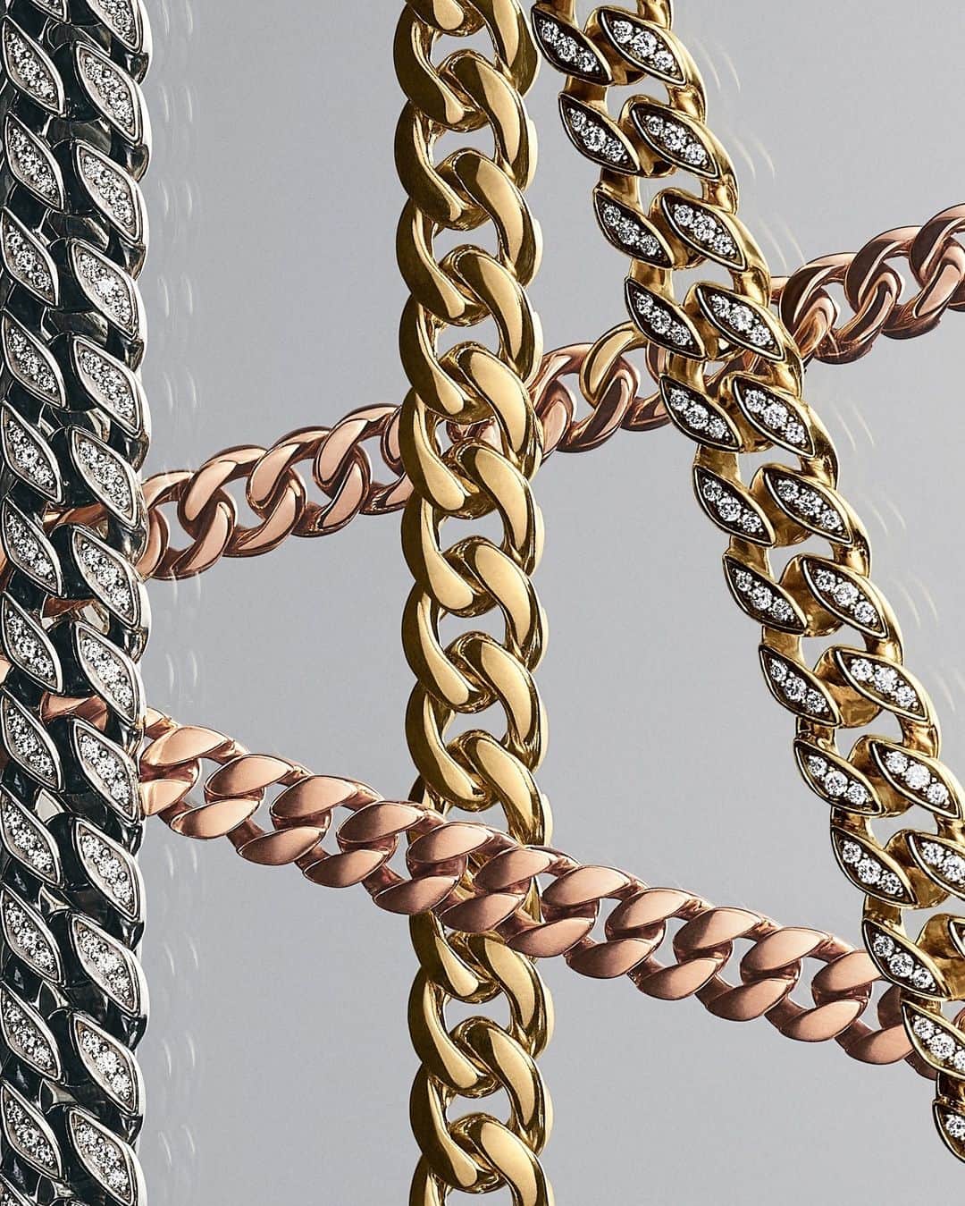 のインスタグラム：「Mix it up. Curb Chain necklaces and bracelets come in a variety of precious materials and finishes—wear alone or stack these styles for a contemporary look.  #DavidYurman #DYCurbChain」