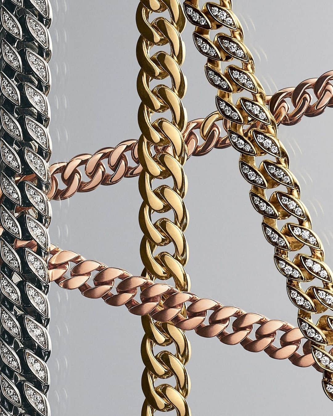 デイビット・ユーマンのインスタグラム：「Mix it up. Curb Chain necklaces and bracelets come in a variety of precious materials and finishes—wear alone or stack these styles for a contemporary look.  #DavidYurman #DYCurbChain」