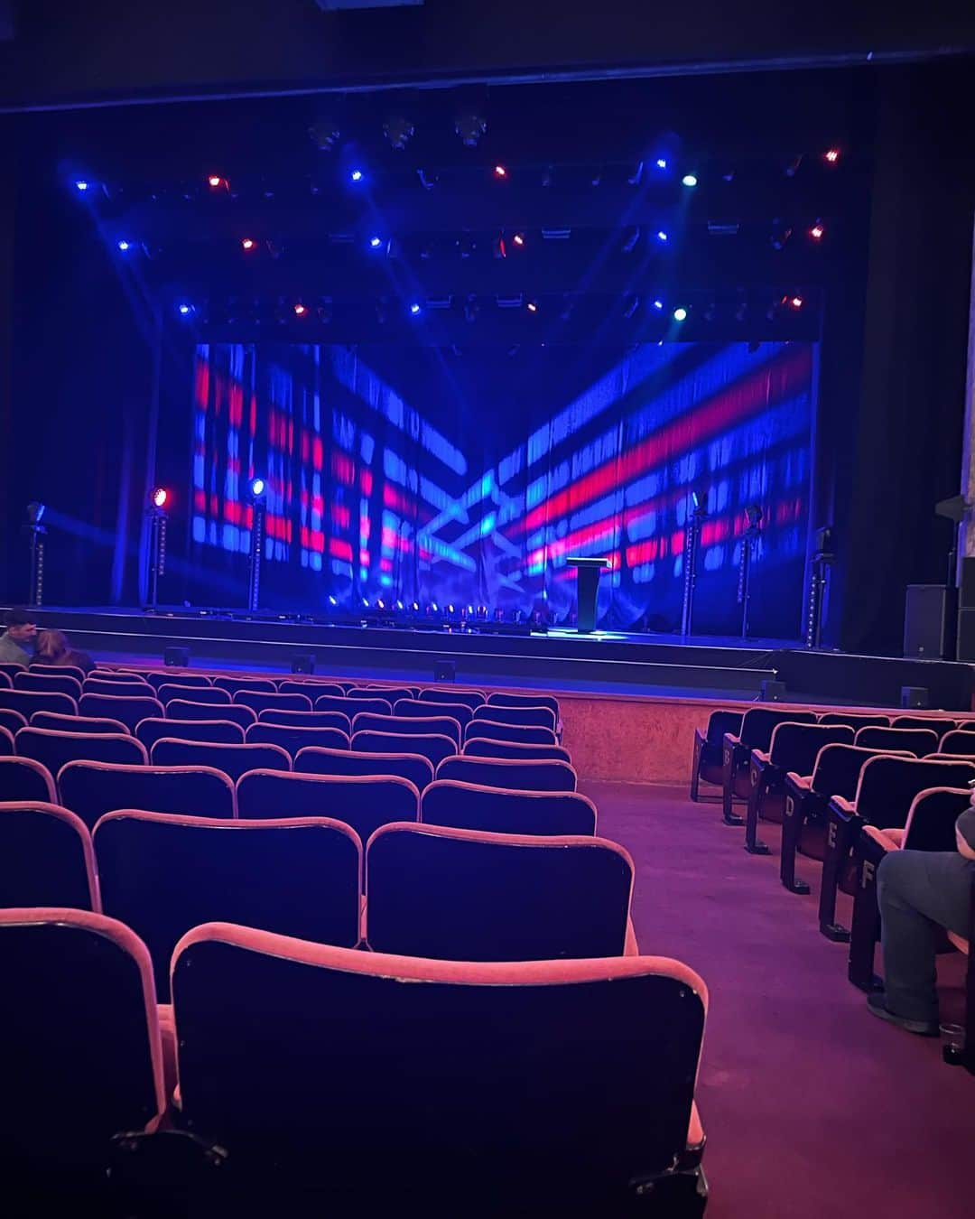 ギーザー・バトラーさんのインスタグラム写真 - (ギーザー・バトラーInstagram)「This is what it looks like at the @rickygervais show at the #londonpalladium until 1 minute after the bar shut. Btw he was hilarious!」9月29日 9時44分 - geezerbutler