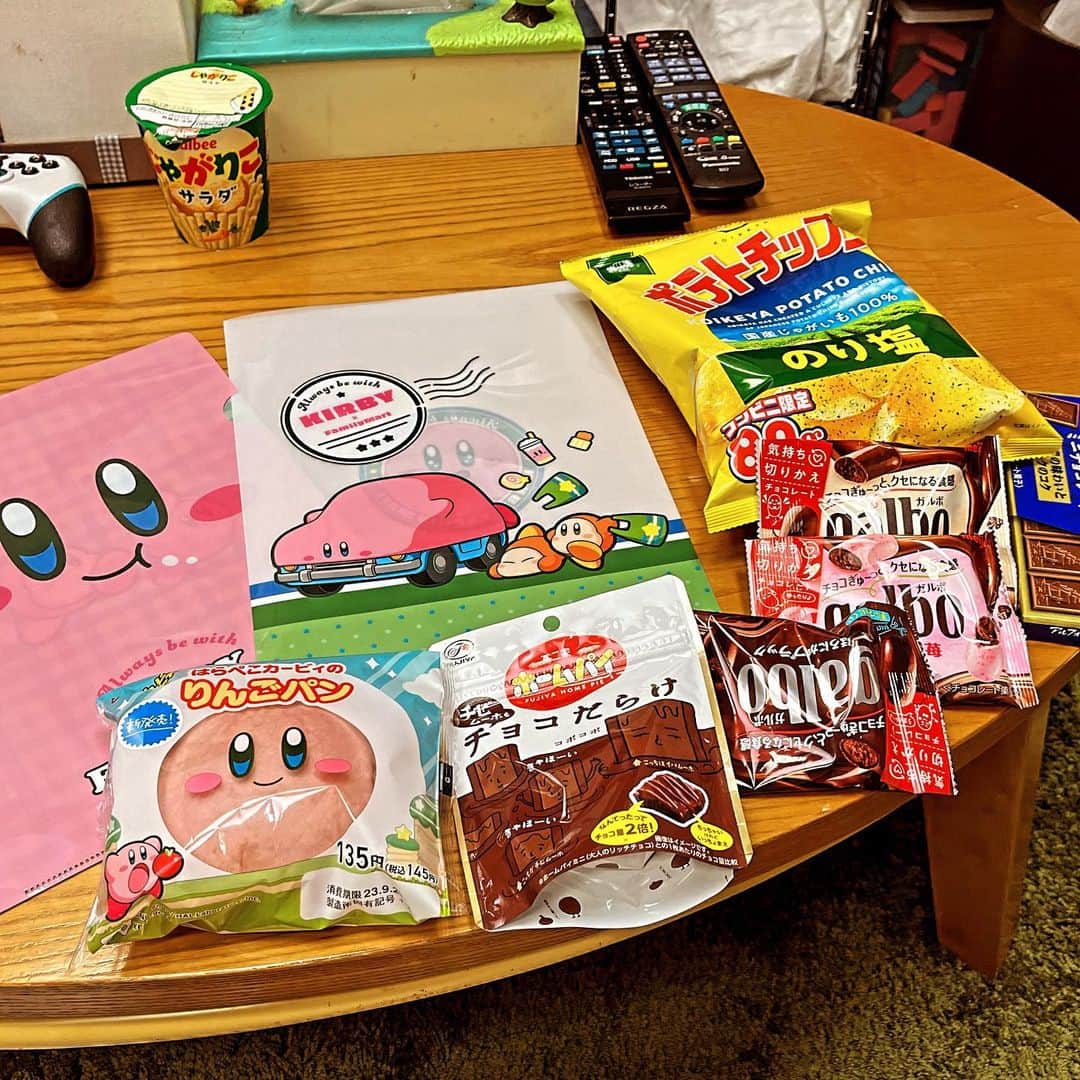 水谷さるころのインスタグラム：「散歩でファミマ寄ったらカービィフェアしてて、お菓子を爆買いさせられてしまった。かわいいよかわいいよカービィちゃん。10日からはステッカーだって！　また菓子を買うハメに！」