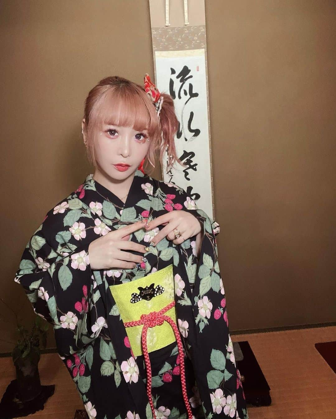 大森靖子のインスタグラム：「9.10 岡山、忘れられないライブになりました。 あの川に行くから死んでしまうのではなくて、あの川は本当に楽しい場所、私は音楽で行けるけど、ある人にとっては、それがドラッグだったり酒だったりするんだろうな思います(自分はあまりそりがあわないので距離をとると決めていますが) そして、その川は山の向こうにあって、下山に失敗した人や、その川にまた行きたくて行きたくて禁断症状になり、間違ったルートで向かい命を落としてしまうのだろう、と歌いながら感じました。このように歌うときに思想が巡り巡るときこそ、集中できているときです。右手をこう動かそうとか、高いところをこう歌おうとか、何も考えてないのに自ずと答えがでるあの感覚はやはり気持ち良すぎます。 「こういうのをやっとけばいいでしょ」というエモーショナルなつくりはすぐバレます。常に見たことのないもの、絶対にそこにあったのにまだ感じたことのない自分のこころ、そういうものに到達し続けたい。 どんなにツアーでそこに触れられる自分に調整しても、そこに行けた！、！ってなる場を、1曲つくれたら素晴らしいものです。ライブってほんと、すぐに、うまくできたねー！楽しかったねー！で終わるものではない。だから面白い。」