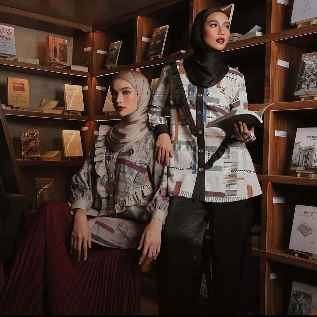 Zaskia Sungkarのインスタグラム：「The Books and Art ❤️ @zaskiasungkarjakarta  @zaskiasungkar_banjarmasin @zaskiasungkar_palembang @zaskiasungkar_sungaipenuh @zaskiasungkar_makassar  @zaskiasungkar_padang  @zaskiasungkar_lampung @zaskiasungkar_aceh  @zaskiasungkar.jambi   www.zaskiasungkar.com」