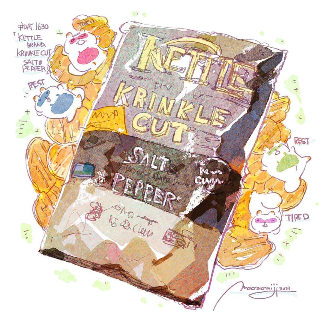 のインスタグラム：「『#1630/「Kettle Brand Krinkle cut Salt＆Pepper」』  もみじ真魚/MaoMomiji 2023年9月28日 20:46  “Two days in a row full of potato chips” I couldn't get over my tiredness, so I stayed in my room again today. I feel tired all the time. I'm participating in the NYC triathlon this weekend, so I'll just do a light jog and then have a beer and potato chips party in the evening. I've been immersed in it for a while now, wondering how I'll be able to return to New York again. If you still want artwork, please let me know.  「二日連続ポテチ三昧」 なかなか疲れが取れなくて、今日も部屋で引きこもってました。なんだかずっと疲れておりますね。週末のNYCトライアスロンに参加するので軽くジョギングだけして、夜はビールとポテチで宴です。なんだかずっと浸ってる、どうやったらNYにまた帰ってこれるかな。まだ絵が欲しいという方は教えてくださいね。  #日刊ごはんが好き #foodie #foodieart #dailyilovefood  #毎日更新 #foodillustration #fooddrawing #もみじ真魚 #maomomiji #飯テロ #美食 #kettlebrand #potatochips」