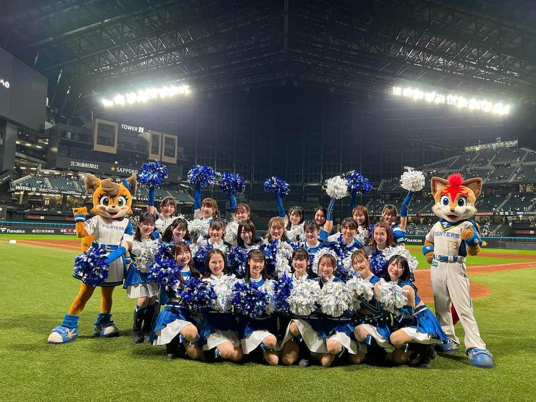 北海道日本ハムファイターズ フレップさんのインスタグラム写真 - (北海道日本ハムファイターズ フレップInstagram)「. 【2023年ホーム最終戦】  記念すべきエスコンフィールドHOKKAIDO開業年、その新たなホームグラウンドでのファイターズの戦いが終わったよ。  楽しい時も、苦しい時もいつもファンのみんなの熱く温かい応援がチームを、そしてオレたちのことを支えてくれました😌✨  来場者は試合日だけで188万人、試合のない日も合わせたら何と昨日でピッタリ300万人😆🙌  こんなに沢山の人がFビレッジ、エスコンフィールドに来てくれて本当に感動してるよ🥹  心からありがとうございました‼️  …とはいえ、チームはまだビジター4試合を残してるし、オフシーズンもFビレッジは楽しめる場所がたくさん💡  もっともっと沢山のみんなにFビレッジを楽しんで欲しいな☺️  9月30日、10月1日の福岡ソフトバンクホークス戦はエスコンフィールドでパブリックビューイングをやっちゃうよ⚾️🎥  明日はオレもグラウンドから盛り上げるからぜひ遊びにきてね🦊  北海道から福岡へみんなの力をファイターズに届けよう🔥  来年こそは、この場所でみんなと一緒に喜べると信じてオレも力一杯盛り上げていくからね👍  ひとまずは…今シーズンもありがとうございました！！  #エスコンフィールドHOKKAIDO #ホーム最終戦 #ありがとうございました #北海道日本ハムファイターズ　 #lovefighters  #新時代　#FANSAREOURTREASURE  #フレップ #ポリーポラリス」9月29日 9時50分 - frep_the_fox