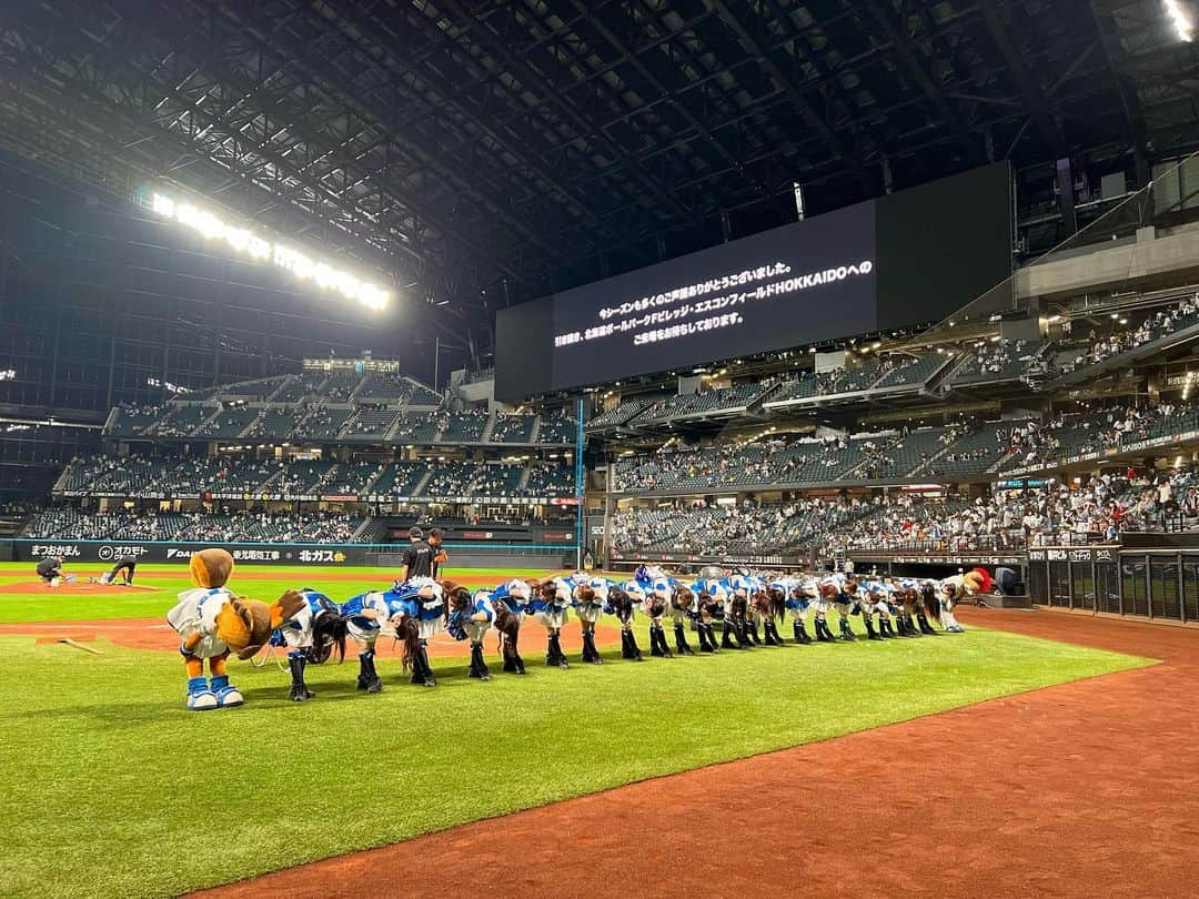 北海道日本ハムファイターズ フレップさんのインスタグラム写真 - (北海道日本ハムファイターズ フレップInstagram)「. 【2023年ホーム最終戦】  記念すべきエスコンフィールドHOKKAIDO開業年、その新たなホームグラウンドでのファイターズの戦いが終わったよ。  楽しい時も、苦しい時もいつもファンのみんなの熱く温かい応援がチームを、そしてオレたちのことを支えてくれました😌✨  来場者は試合日だけで188万人、試合のない日も合わせたら何と昨日でピッタリ300万人😆🙌  こんなに沢山の人がFビレッジ、エスコンフィールドに来てくれて本当に感動してるよ🥹  心からありがとうございました‼️  …とはいえ、チームはまだビジター4試合を残してるし、オフシーズンもFビレッジは楽しめる場所がたくさん💡  もっともっと沢山のみんなにFビレッジを楽しんで欲しいな☺️  9月30日、10月1日の福岡ソフトバンクホークス戦はエスコンフィールドでパブリックビューイングをやっちゃうよ⚾️🎥  明日はオレもグラウンドから盛り上げるからぜひ遊びにきてね🦊  北海道から福岡へみんなの力をファイターズに届けよう🔥  来年こそは、この場所でみんなと一緒に喜べると信じてオレも力一杯盛り上げていくからね👍  ひとまずは…今シーズンもありがとうございました！！  #エスコンフィールドHOKKAIDO #ホーム最終戦 #ありがとうございました #北海道日本ハムファイターズ　 #lovefighters  #新時代　#FANSAREOURTREASURE  #フレップ #ポリーポラリス」9月29日 9時50分 - frep_the_fox