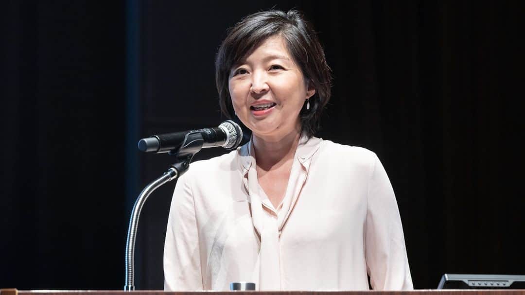 資生堂 Shiseido Group Shiseido Group Official Instagramのインスタグラム：「Yuki Honda, Vice President of Shiseido’s Diversity and Inclusion Strategy Acceleration Department, gave a lecture in Tokyo recently on “Beauty Innovations through the Power of Diversity” at the NIKKEI SDGs FESTIVAL—a symposium hosted by Nikkei Inc. and Nikkei Business Publications, Inc.   She said, “As a company that expects to achieve beauty innovations that will bring happiness to customers around the world through the power of beauty, Shiseido positions Diversity and Inclusion (D&I) as an important business strategy as it aims to become a true global beauty company from Japan. We believe people are inherently diverse and unique, and by facing and resolving issues such as stereotypes, prejudices, and discrimination, we strive to realize a society where everyone can fully demonstrate their ability and potentials.   To take on this challenge, we are moving forward with initiatives not only internally, but also externally.”  ＊Images are from the "NIKKEI SDGs FESTIVAL: SDGs/ESG Conference DAY 1" hosted by Nikkei Inc. and Nikkei Business Publications, Inc. Unauthorized Use and Reproduction is prohibited.  先日都内で開催された「日経SDGs/ESG会議」（日本経済新聞社・日経BP主催のシンポジウム）で、資生堂ダイバーシティ＆インクルージョン戦略推進部長の本多由紀が、“多様性の力でよりよい世界を”をテーマに講演を行いました。  「資生堂は世界で勝てる日本発のグローバルビューティーカンパニーを目指し、美を通じて世界中のお客さまを幸せにする“ビューティーイノベーション”を実現するため、ダイバーシティ＆インクルージョン（D&I）を重要な経営戦略として位置付けています。 『人は本来多様である』という考えを基軸に、ジェンダー、年齢、国籍など多様なバックグランドをもつ人々がそれぞれの能力を最大限に発揮できる社会の実現に向けて、その多様性を阻止する固定観念や偏見、差別に向き合い、解決していくことが課題です。 課題解決に向け、資生堂は社内だけでなく社外に対しても取り組みを進めています。」と語りました。  講演の様子はこちらからご視聴いただけます。 https://channel.nikkei.co.jp/202309esg1/202309esg1_1035.html  画像は、2023/9/13 日本経済新聞社・日経BP主催「日経SDGsフェス 日経SDGs/ESG会議 DAY1」無断使用・無断転載禁止  #shiseido #diversityandinclusion #nikkeisdgsfestival」