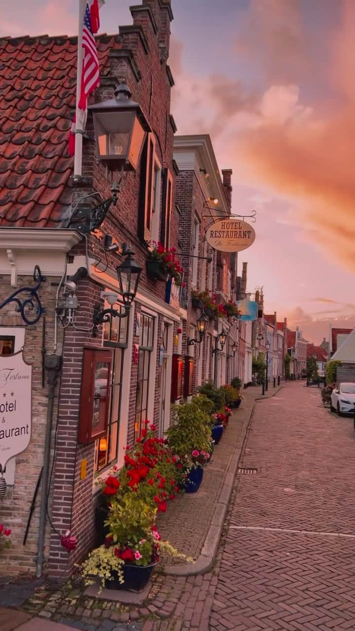 Wonderful Placesのインスタグラム：「@ieuyar showcasing the beautiful sunset in Edam - Netherlands 😍🇳🇱 Edam is located in the province of North Holland (30 mins away from Amsterdam) and is a popular tourist destination, offering a glimpse into Dutch history and culture. Visitors can explore the picturesque canals, visit the cheese market (in season), and enjoy the charming architecture of this historic town. Have you ever been? Tag who you’d visit with 😍🙌🏼 . 📹 ✨@ieuyar✨ 📍 Edam - Netherlands 🇳🇱  #wonderful_places for a feature ♥️」