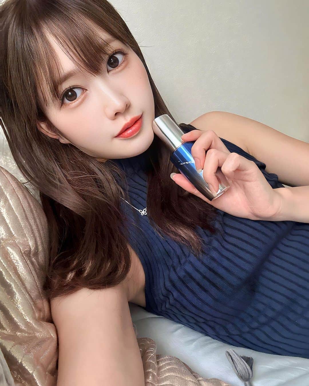 稲田汐莉のインスタグラム：「香りがお気に入りのヘアオイル🫧 ローズとムスクの香りが好きなんだけど、めちゃくちゃ好みの香りのヘアオイルをみつけた🥰  KHERIのヘアオイルで、髪だけじゃなくて体にも使えるから旅先に持っていくのも便利で好き☺️ ベタつかない心地よい使用感だよ！  香りが持続するように抗酸化成分を多く配合しているらしくて、香水代わりにも使えるところもお気に入り。 とにかくいい香りだからみんな嗅いでみてほしい☺️☺️愛用しようっ  リンクはこちら🌱 https://x.gd/ae8LE」