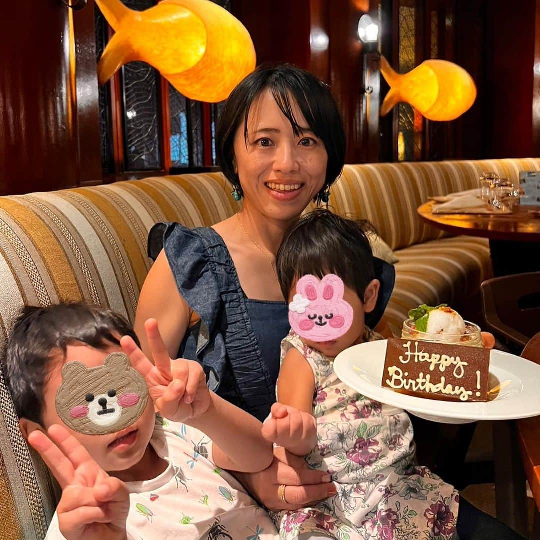 大西蘭のインスタグラム：「HAPPY BIRTHDAY TO ME 🎂  39歳になりました🙌  正直いうと、もう歳を重ねることに嬉しさを感じる歳ではないのですが😂  でも10年前の自分より、今の自分の方が成長したと思うし、今の自分の方が好きだと言える！  結婚して、ラジオの仕事を卒業。 １人目産んで、海外に住んで、帰国して地元に住み始め、2人目を産んで、子育てをしている今が1番楽しい😌  健康面でも今が1番元気だと感じる🌿 肌の調子は良いし、体重も10年前より４キロ少ないから、体も軽い♬ 運動はほぼできてないけど、子供を抱っこしたり、一緒に遊んだりすることで、結構な運動になってるから良し👌 毎日抱っこしてるから、腕の筋肉だけは鍛えられてる💪笑  これからの１年も楽しく過ごしたいし、家族、友達、周りのみんなと健康に幸せに暮らしたい😌  健康があってこその人生だし、健康じゃないと何をしてても心から楽しめないと思うから🥺  39歳になった私も、どうぞよろしくお願いします🤲  #誕生日プレート #誕生日ディナー #誕生日ケーキ #9月生まれ  #9月24日生まれ」