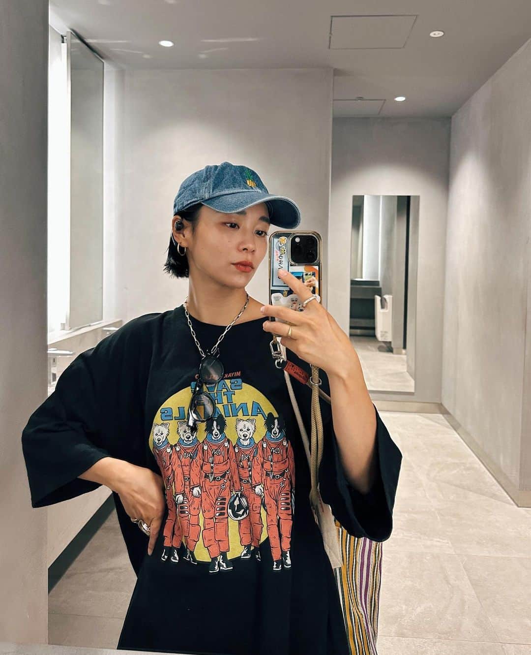 忍舞のインスタグラム：「コーデとご飯とちゃんみほと❤️  お酒なしで会うなんて 久々すぎるわww 秋の楽しい計画して お話しして  ノンアルでも話は尽きないのねw  ここ数日はあまりピタッとしたい気分ぢゃなくて オーバーTシャツに ゆるりボトムに キャップばっかりwww  ビーサンも数日履いてなくて スニーカーな秋になってきた🍂  読書の秋なのか食欲の秋なのか 睡眠の秋なのか どれなのか。  でもどれも1年中なんだよね。  #しのぶんコーデ #ヴィーガンランチ」