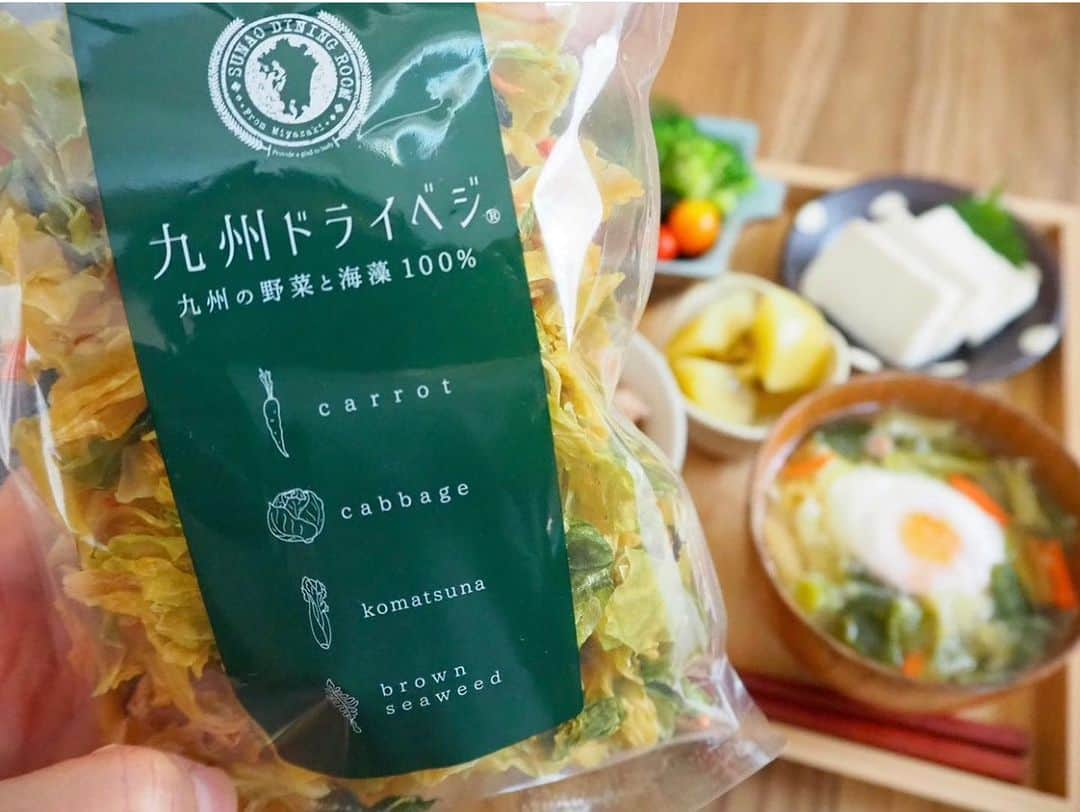 sunao831《九州の野菜不足サポート専門店》さんのインスタグラム写真 - (sunao831《九州の野菜不足サポート専門店》Instagram)「栄養たっぷりの美味しいグルメを宮崎からお届け！ すなお食堂▶▶▶ @sunaosyokudou_official  @i_am_haru.e_530 様の投稿をご紹介いたします✨ ‥‥‥‥‥‥‥‥‥‥‥‥‥‥‥‥‥‥‥‥‥  朝ごはん☀️ 寝かせ玄米、落とし卵のお味噌汁、豆腐の塩麹漬け、サラダ、キウイ。 お味噌汁の具はすなお食堂 @sunaosyokudou_official 様の『九州ドライベジ』。 乾燥野菜とわかめが入ってるんですが、戻すと5倍くらいに膨れます。そして乾燥野菜とは思えないほどシャキシャキ感があります！ 野菜の甘みがギューっと濃縮されているので、お味噌汁がとーってもおいしくなるんです！🥹味噌を入れなくてもいいんじゃないかってくらい旨みたっぷりで…ドライベジにお湯を注いだだけでも十分おいしい🤣 九州産の野菜だけを使っている上に無添加なので安心して食べられます。 スープだけじゃなくチャーハンとか野菜炒めとかオムレツとか…何にでも使える🙆‍♀️ インスタントラーメンとか食べる時もこれを入れたら罪悪感減ると思うな。 忙しい時、野菜不足が気になる時に本当にオススメです！ 明日からの楽天スーパーセールでお得に買えちゃいます！ フォロワーさん限定のクーポンもあるのでハイライトをチェックしてみてください💡 私もリピするんだ〜💕 ・ ・ #朝ごはん#朝食#ワンプレート#ワンプレート朝ごはん#おうちごはん#幼児食#子どもごはん#カフェ風ごはん#子どものいる暮らし#私のおいしい写真#おうちごはんlover#和朝食#寝かせ玄米#まごわやさしい#健康ごはん#ヘルシーごはん#九州ドライベジ#国産#オーガニック食品#すなお食堂  ■◆■─────────────  栄養たっぷりの美味しいグルメを宮崎からお届け！ 「すなお食堂」の公式アカウントです。 ▶ @sunaosyokudou_official ＜食と想いで笑顔をはぐくむ＞をモットーに カラダにやさしく、便利なグルメを 九州の宮崎からお届けしています🌴  #すなお食堂 と #商品名 をタグ付けして どしどし投稿お待ちしております✨」9月29日 10時00分 - sunaosyokudou_official