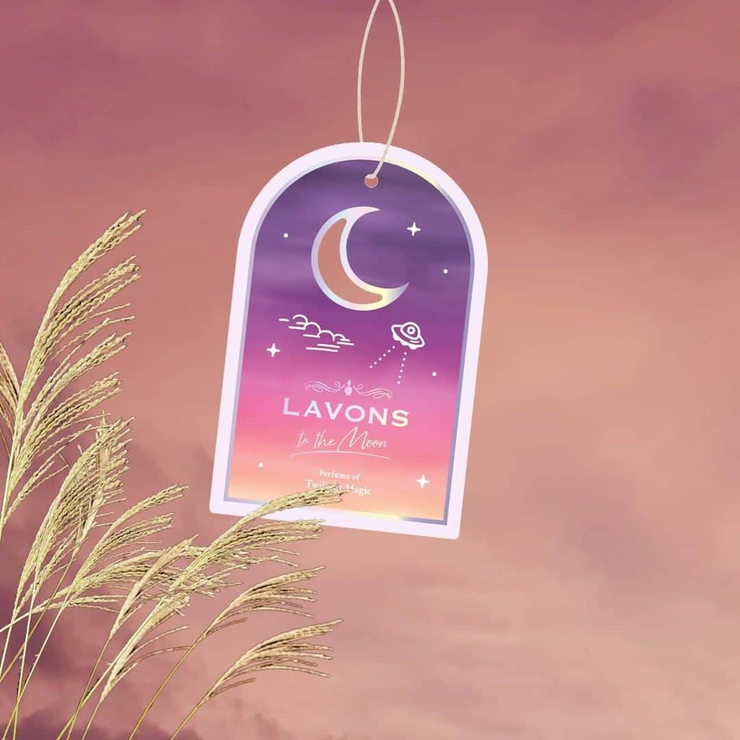 LAVONS / ラボンのインスタグラム：「今日はお月見の日🌙🐇 きらきらと輝くお月さまは見えましたか？ TO THE MOONのペーパーフレグランスは三日月模様に切り抜かれていてとっても可愛い💕 ペーパーフレグランスの隙間からお月さまをかざしてみて🌝✨  #夜ラボン #ラボン #lavons #トゥザムーン #ペーパーフレグランス #今日も恋するラボンする #ネイチャーラボ」