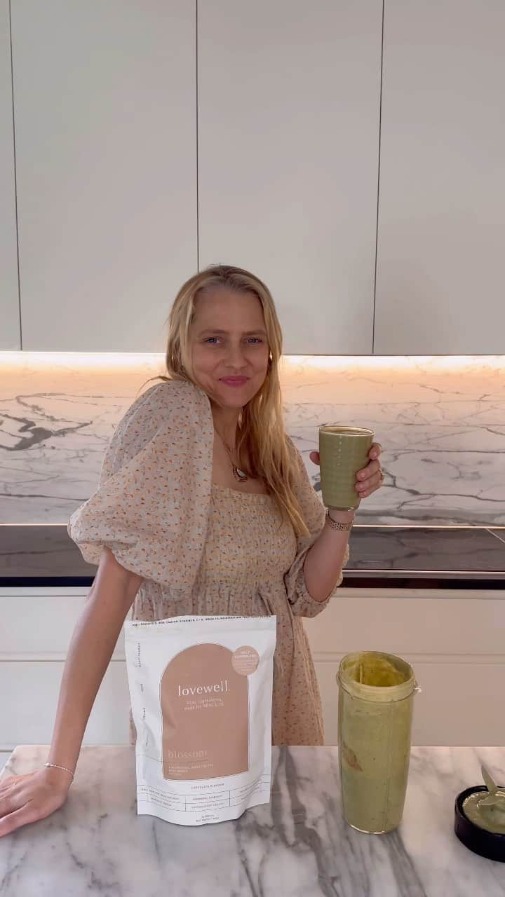 テリーサ・パーマーのインスタグラム：「The ultimate Supergreen Smoothie with @teresapalmer 💚  Simply add to a blender 1 Frozen Banana 2 Tsp of Blossom  1 Tsp of fresh mint 1 Medjool Date 1 Tbsp of Almond Butter  1/4 Ripe Avocado  1/4 Cup of Spinach  1 1/2 Cups of Milk (your choice)  Blend & enjoy!  This is the perfect smoothie to help you glow from this inside out ✨  #Lovewell #Wellness #SmoothieRecipe」