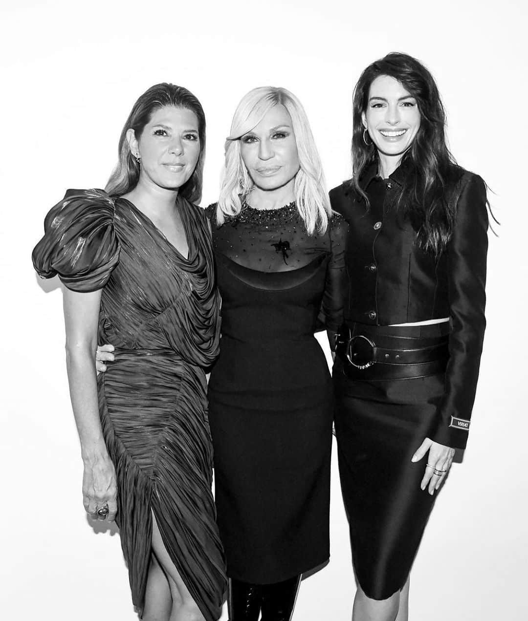 マリサ・トメイのインスタグラム：「Thank you @donatella_versace for a wonderful evening with brilliant women 🌹」