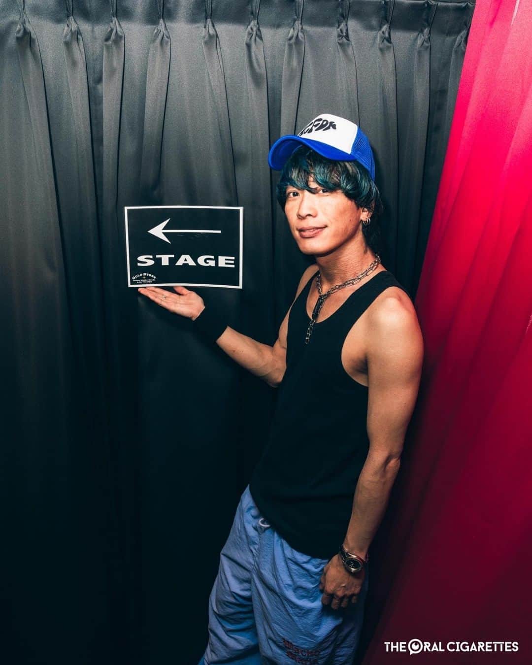 あきらかにあきらのインスタグラム：「小樽の美容院でお任せにしたら青くなりました💙 📸 @shot.row」